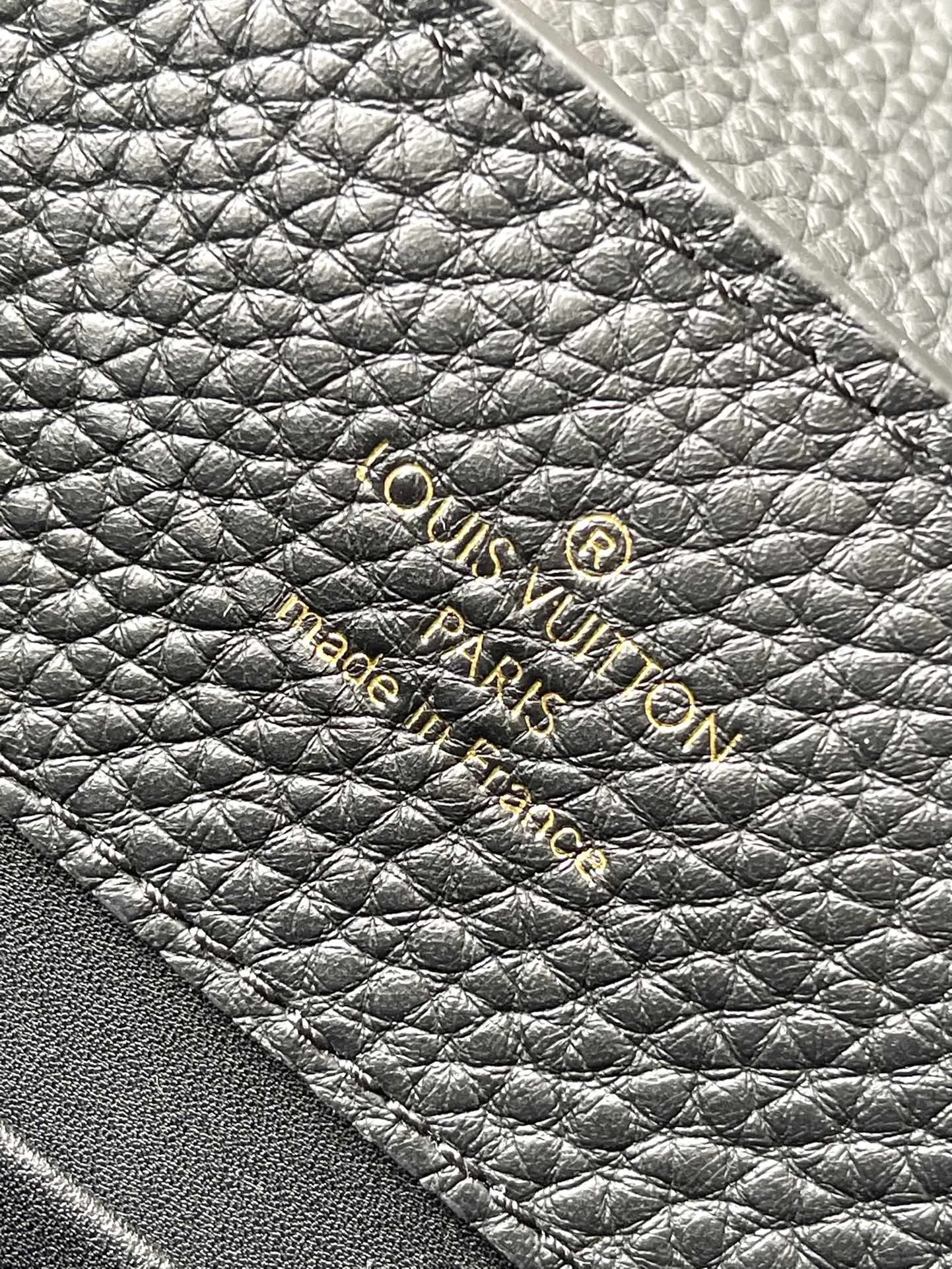 💰2200 (original leather) premium quality original leather M23947 black CAPUCINES EAST WEST BB handbag This Capucines BB handbag uses gorgeous cow leather and matte metal parts to convey a modern attitude. It brings together classic elements of the same series with a new horizontal configuration. The adjustable woven chain is convenient for shoulder or cross-body wear, making it a trendy choice for storing mobile phones, short wallets and other small items. size：33x19x9cm