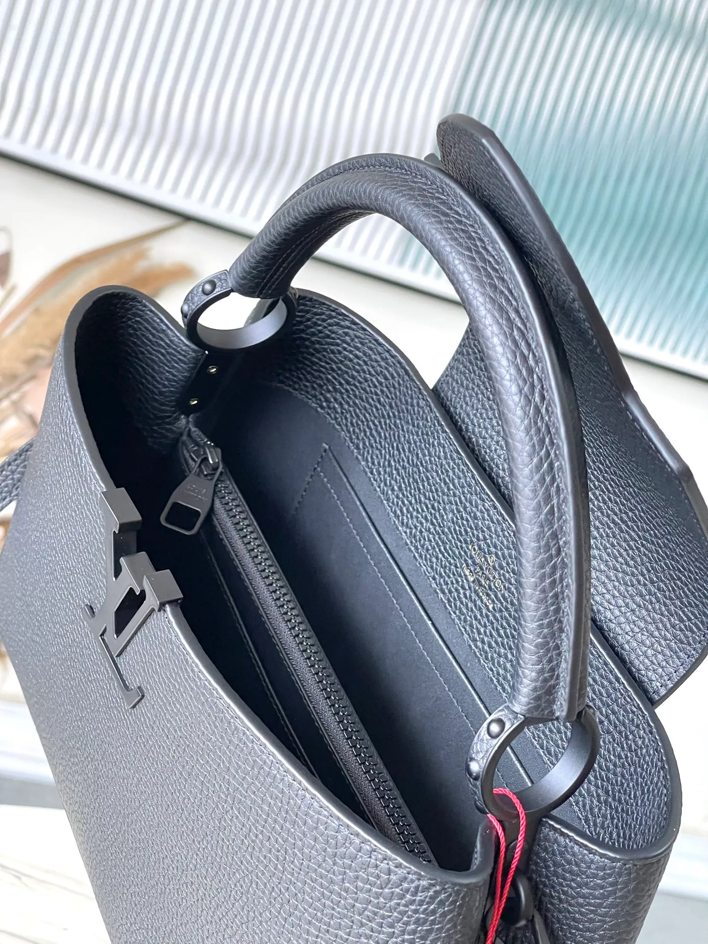 💰2200 (original leather) premium quality original leather M23947 black CAPUCINES EAST WEST BB handbag This Capucines BB handbag uses gorgeous cow leather and matte metal parts to convey a modern attitude. It brings together classic elements of the same series with a new horizontal configuration. The adjustable woven chain is convenient for shoulder or cross-body wear, making it a trendy choice for storing mobile phones, short wallets and other small items. size：33x19x9cm