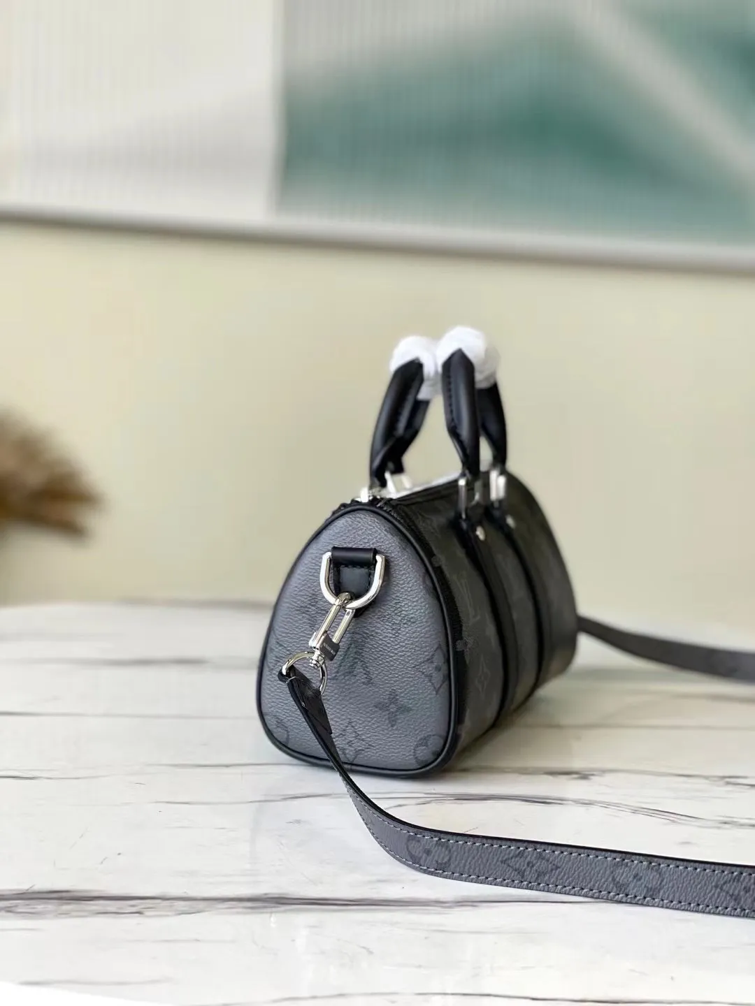 💰780 Top original order M45947 launches the new Keepall XS in Aerogram version, made of black floral leather, restrained and fashionable. Black metal letter logo, leather body with top handle and adjustable shoulder strap, suitable for hand or shoulder carry. Detailed features: 21 x 12 x 9 cm