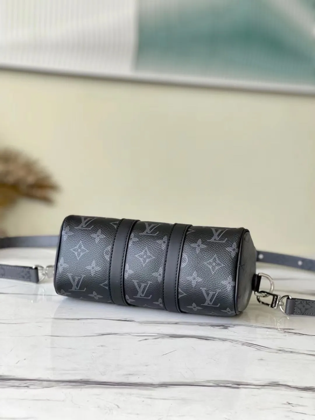 💰780 Top original order M45947 launches the new Keepall XS in Aerogram version, made of black floral leather, restrained and fashionable. Black metal letter logo, leather body with top handle and adjustable shoulder strap, suitable for hand or shoulder carry. Detailed features: 21 x 12 x 9 cm