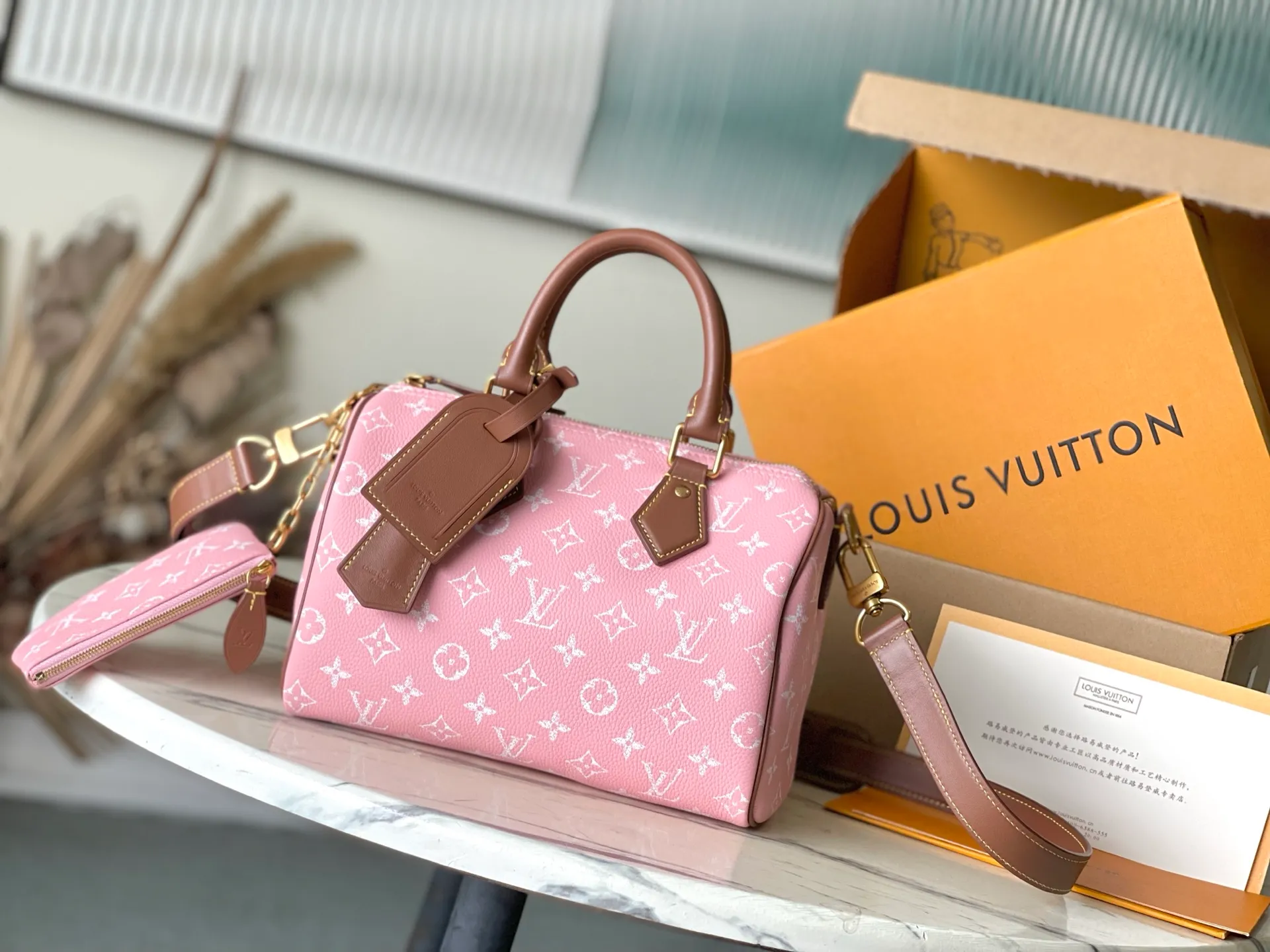 💰1640 (top-grain leather) top original order M15279 This Speedy P18 Bandouliere 25 handbag combines a cow leather body and leather trim, which combines trendy style and functional considerations. The lobster pattern embossed on the handle fastener symbolizes longevity and prosperity in Japanese culture, and together with the removable leather storage inner bag, continues the iconic element of the Speedy P18 series. Dimensions: 25 × 15 × 15 cm