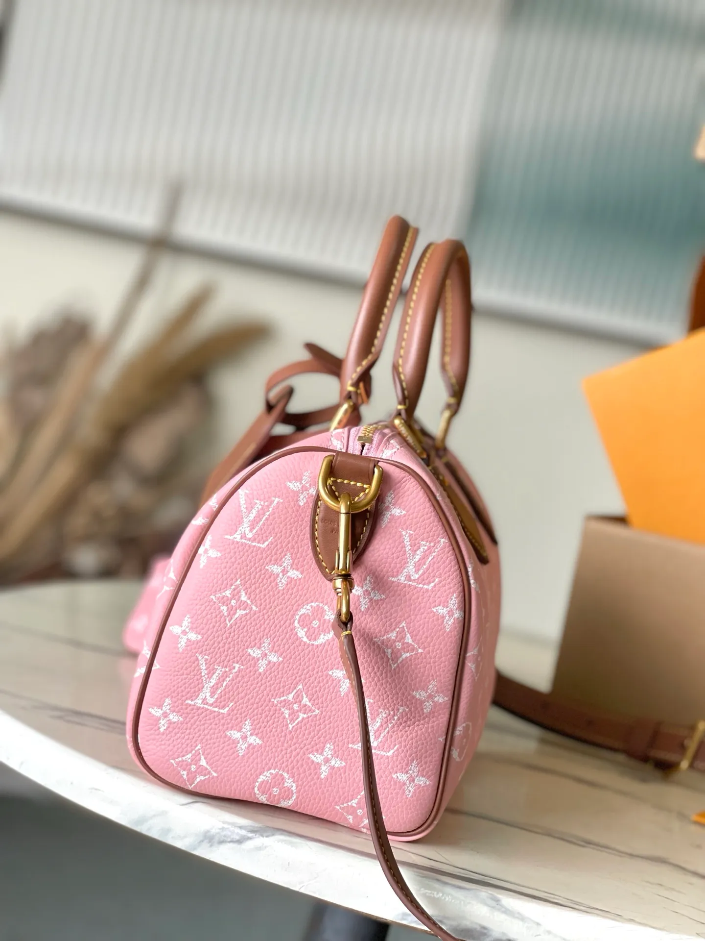 💰1640 (top-grain leather) top original order M15279 This Speedy P18 Bandouliere 25 handbag combines a cow leather body and leather trim, which combines trendy style and functional considerations. The lobster pattern embossed on the handle fastener symbolizes longevity and prosperity in Japanese culture, and together with the removable leather storage inner bag, continues the iconic element of the Speedy P18 series. Dimensions: 25 × 15 × 15 cm