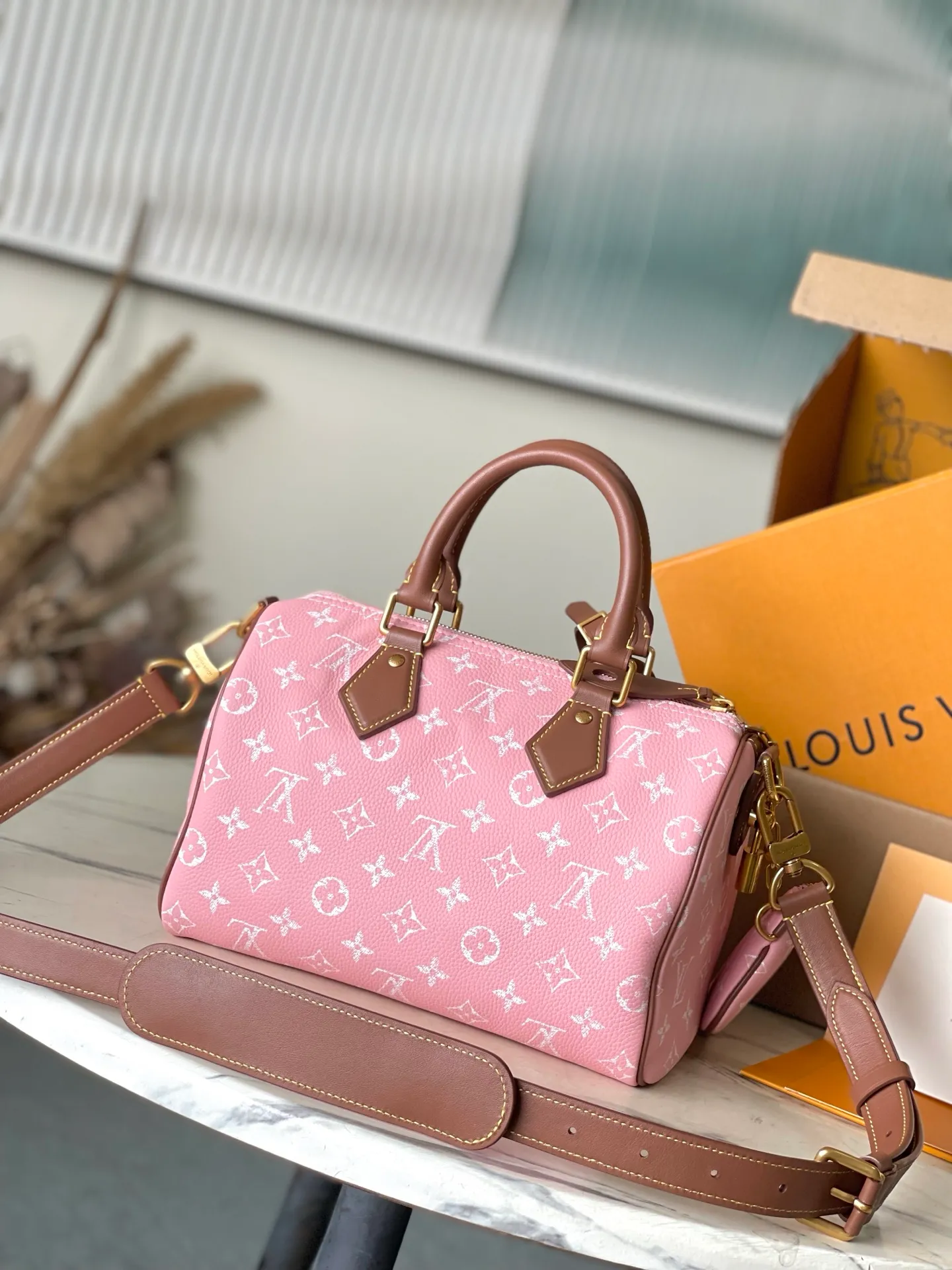 💰1640 (top-grain leather) top original order M15279 This Speedy P18 Bandouliere 25 handbag combines a cow leather body and leather trim, which combines trendy style and functional considerations. The lobster pattern embossed on the handle fastener symbolizes longevity and prosperity in Japanese culture, and together with the removable leather storage inner bag, continues the iconic element of the Speedy P18 series. Dimensions: 25 × 15 × 15 cm