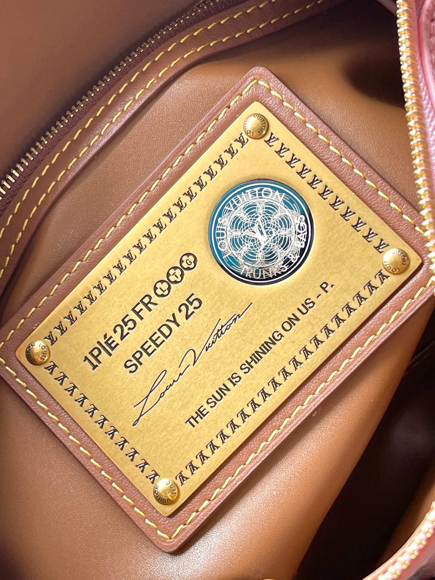 💰1640 (top-grain leather) top original order M15279 This Speedy P18 Bandouliere 25 handbag combines a cow leather body and leather trim, which combines trendy style and functional considerations. The lobster pattern embossed on the handle fastener symbolizes longevity and prosperity in Japanese culture, and together with the removable leather storage inner bag, continues the iconic element of the Speedy P18 series. Dimensions: 25 × 15 × 15 cm