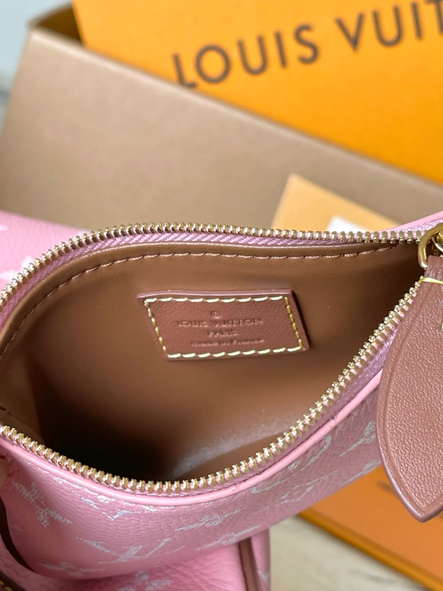 💰1640 (top-grain leather) top original order M15279 This Speedy P18 Bandouliere 25 handbag combines a cow leather body and leather trim, which combines trendy style and functional considerations. The lobster pattern embossed on the handle fastener symbolizes longevity and prosperity in Japanese culture, and together with the removable leather storage inner bag, continues the iconic element of the Speedy P18 series. Dimensions: 25 × 15 × 15 cm