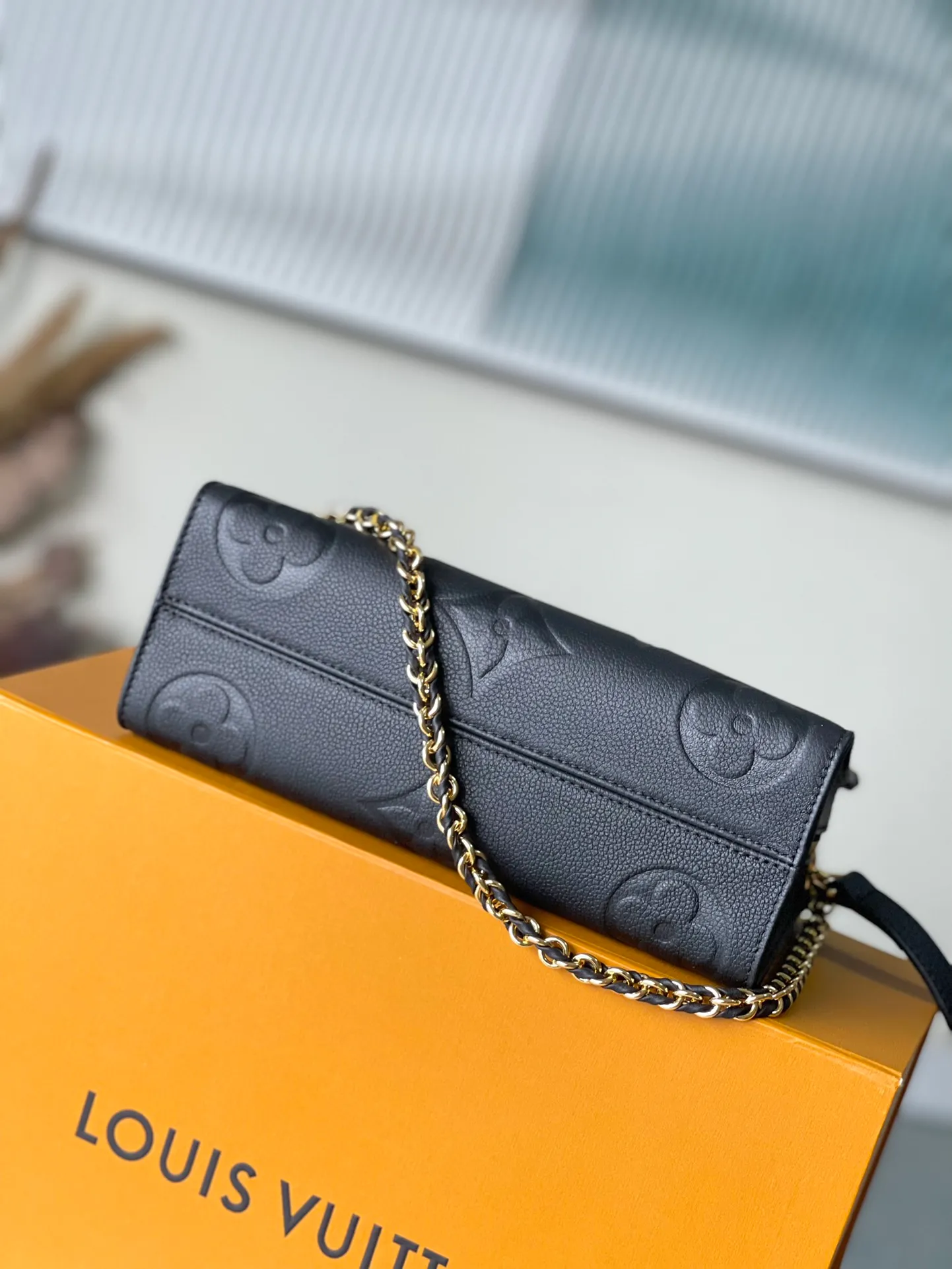 💰1060 (top-grain leather) top original M23640 black This OnTheGo East West handbag introduces the OnTheGo small tote bag design. It uses Monogram Empreinte leather to reinterpret East West's ample configuration. Giant Monogram is embossed on the leather body. The neat inner layer can store daily necessities. The top handle and detachable leather chain shoulder strap allow for multiple carrying methods. Size: 25x13x10cm