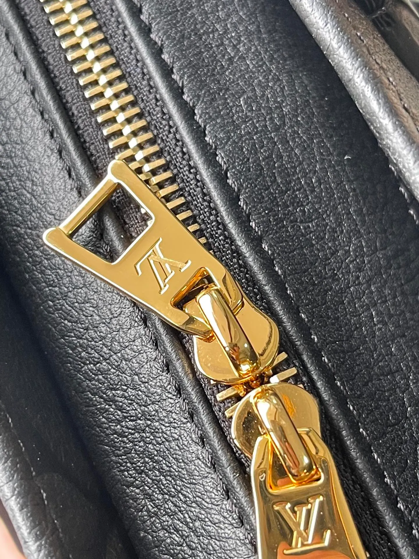 💰1060 (top-grain leather) top original M23640 black This OnTheGo East West handbag introduces the OnTheGo small tote bag design. It uses Monogram Empreinte leather to reinterpret East West's ample configuration. Giant Monogram is embossed on the leather body. The neat inner layer can store daily necessities. The top handle and detachable leather chain shoulder strap allow for multiple carrying methods. Size: 25x13x10cm