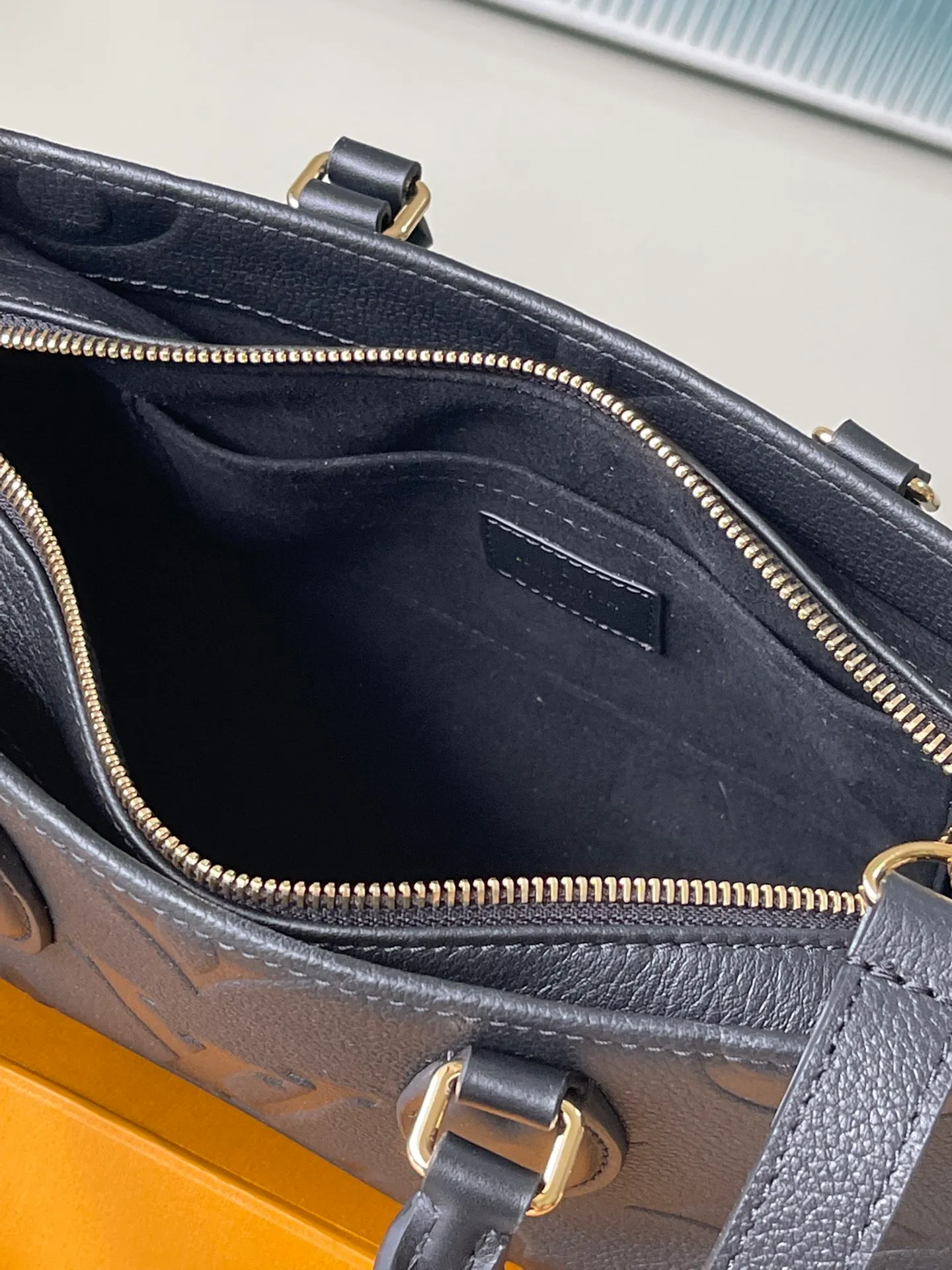💰1060 (top-grain leather) top original M23640 black This OnTheGo East West handbag introduces the OnTheGo small tote bag design. It uses Monogram Empreinte leather to reinterpret East West's ample configuration. Giant Monogram is embossed on the leather body. The neat inner layer can store daily necessities. The top handle and detachable leather chain shoulder strap allow for multiple carrying methods. Size: 25x13x10cm