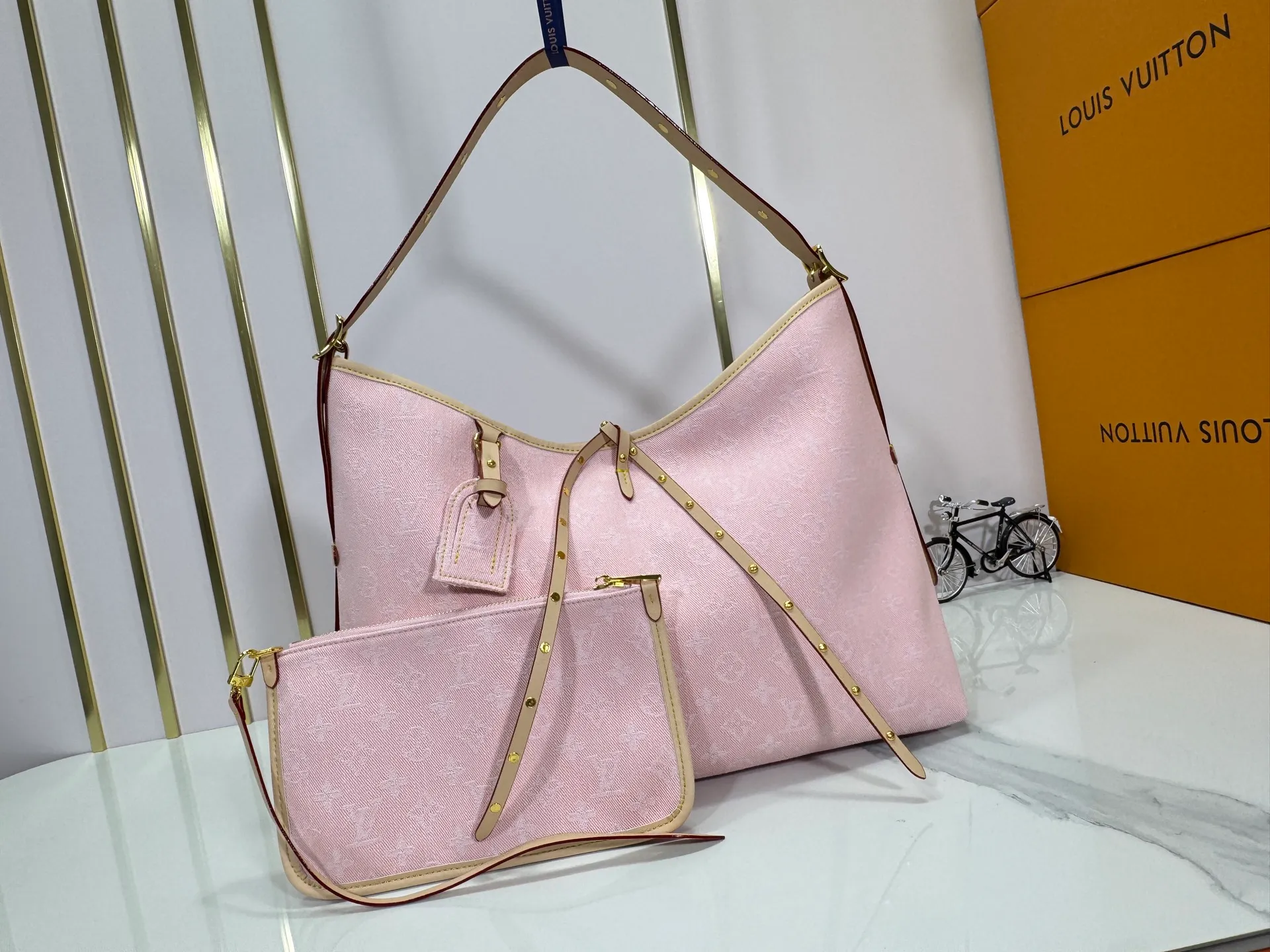 P300 upgraded original M11462 M46203 M46197 pink small new model (denim denim) CarryAll small handbag is made of Monogram canvas and leather trim, making it a personal companion in urban life. The generous construction has a neat interior and a large interior pocket adds a functional element. Monogram canvas zippered clutch secured with leather strap. 5 size 39x30x15