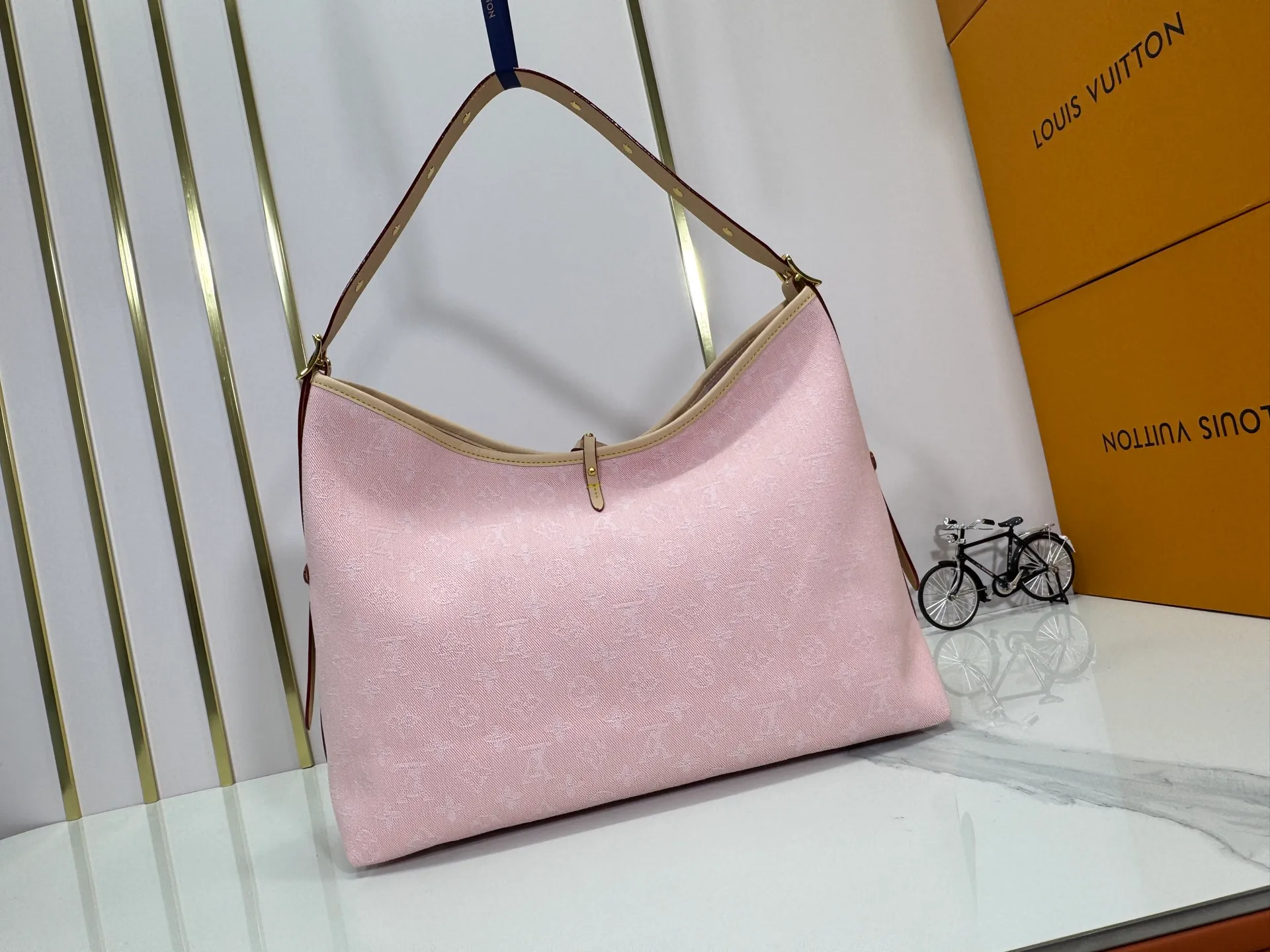 P300 upgraded original M11462 M46203 M46197 pink small new model (denim denim) CarryAll small handbag is made of Monogram canvas and leather trim, making it a personal companion in urban life. The generous construction has a neat interior and a large interior pocket adds a functional element. Monogram canvas zippered clutch secured with leather strap. 5 size 39x30x15