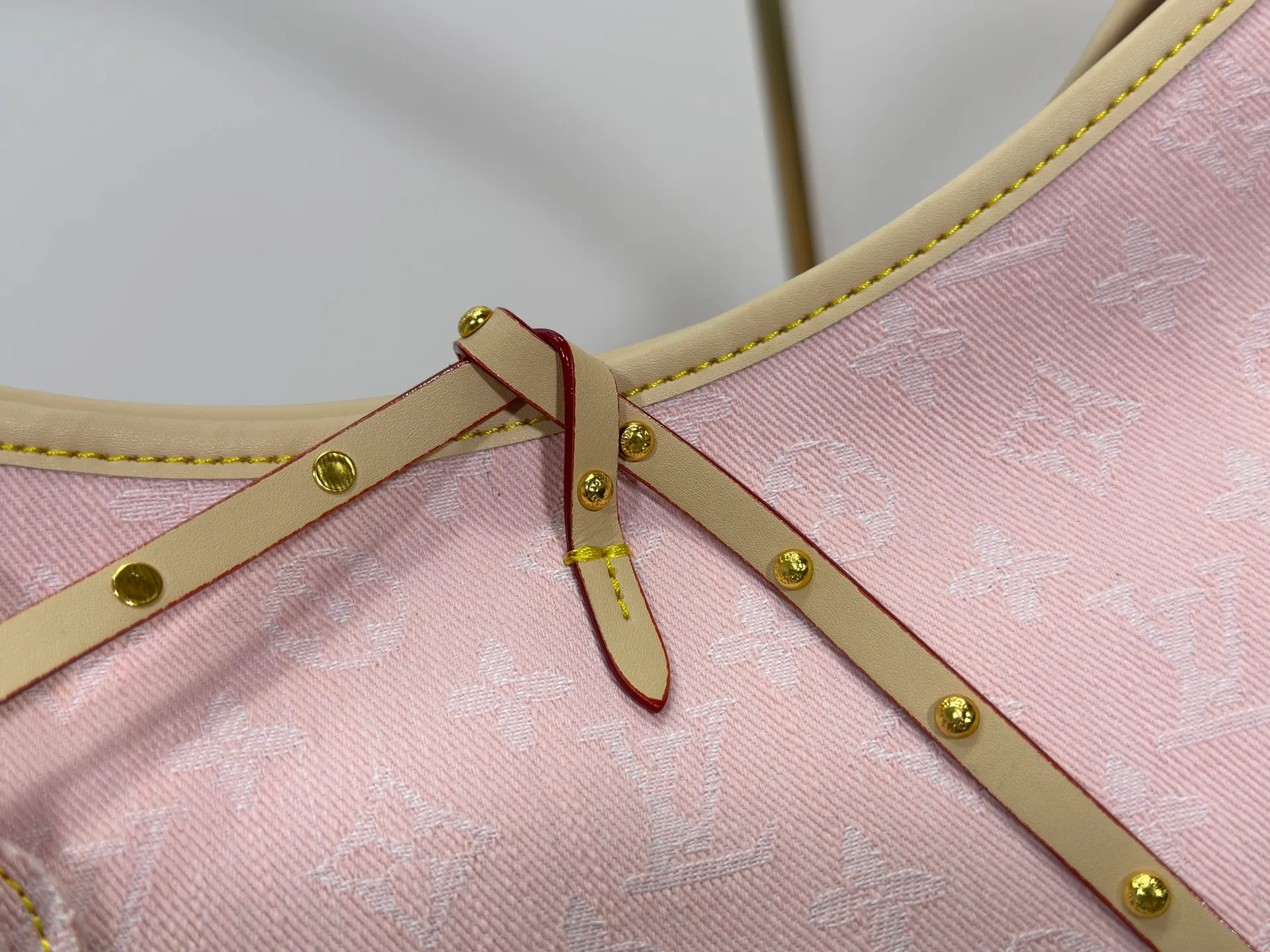 P300 upgraded original M11462 M46203 M46197 pink small new model (denim denim) CarryAll small handbag is made of Monogram canvas and leather trim, making it a personal companion in urban life. The generous construction has a neat interior and a large interior pocket adds a functional element. Monogram canvas zippered clutch secured with leather strap. 5 size 39x30x15