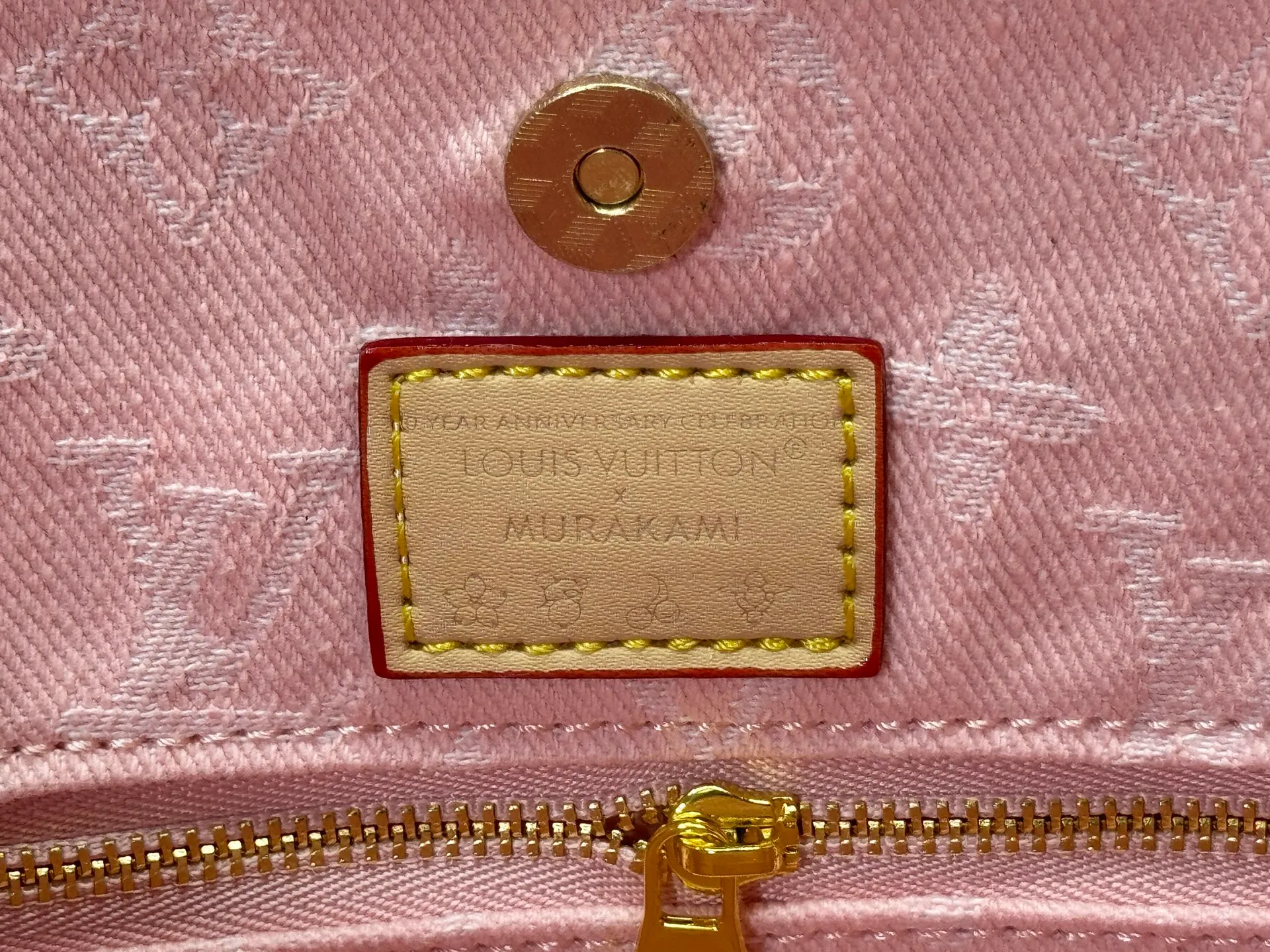 P300 upgraded original M11462 M46203 M46197 pink small new model (denim denim) CarryAll small handbag is made of Monogram canvas and leather trim, making it a personal companion in urban life. The generous construction has a neat interior and a large interior pocket adds a functional element. Monogram canvas zippered clutch secured with leather strap. 5 size 39x30x15