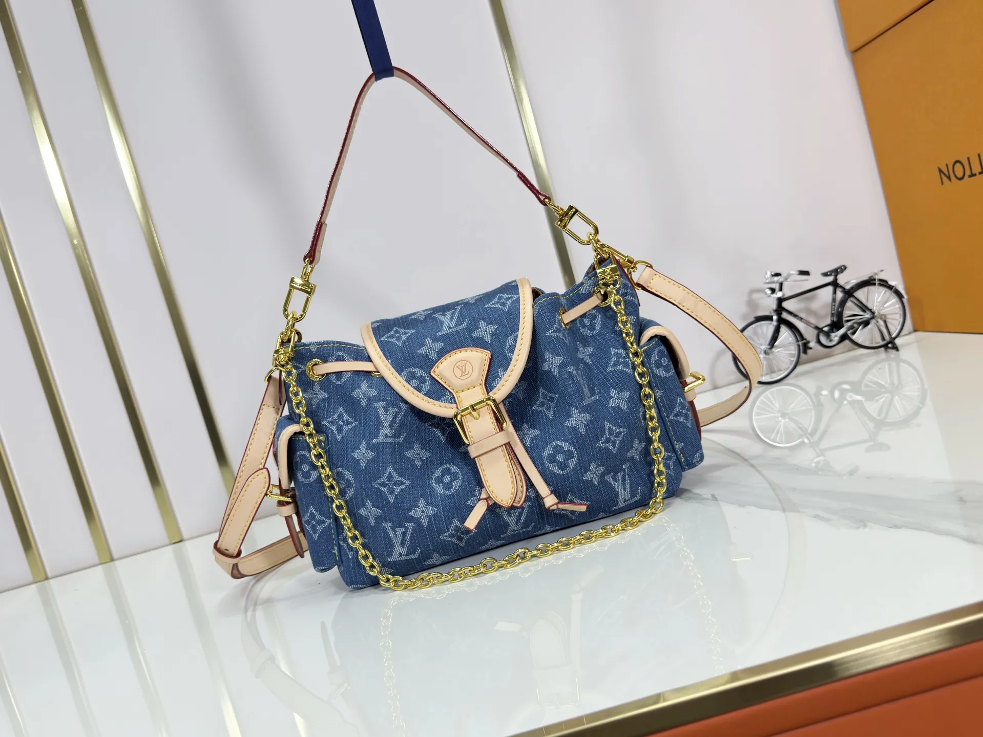 P280 Upgraded original M25085 This Odysée handbag is from the 2025 early autumn series, paying tribute to the brand heritage with a stylish everyday design. Dazzling buckles and detachable chains accentuate the Monogram canvas body, and the side pockets provide easy access to keys, lipstick and other small items. Dimensions: 27.0 x 17.0 x 12.0 cm (length x height x width)