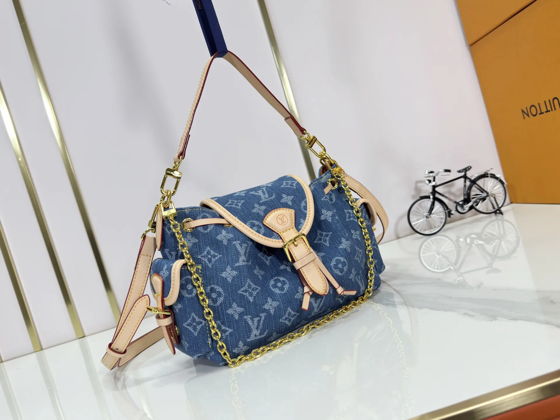 P280 Upgraded original M25085 This Odysée handbag is from the 2025 early autumn series, paying tribute to the brand heritage with a stylish everyday design. Dazzling buckles and detachable chains accentuate the Monogram canvas body, and the side pockets provide easy access to keys, lipstick and other small items. Dimensions: 27.0 x 17.0 x 12.0 cm (length x height x width)