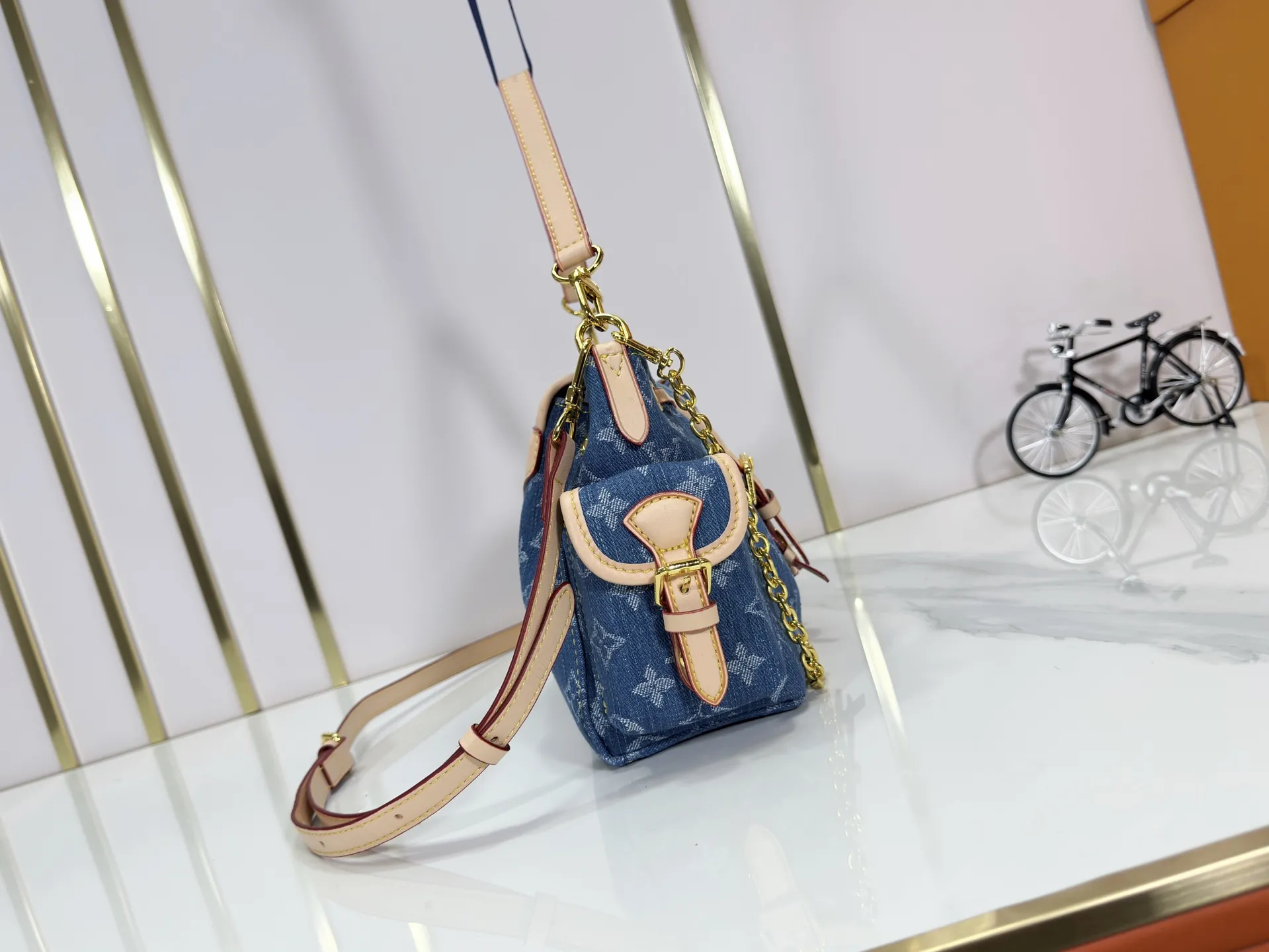 P280 Upgraded original M25085 This Odysée handbag is from the 2025 early autumn series, paying tribute to the brand heritage with a stylish everyday design. Dazzling buckles and detachable chains accentuate the Monogram canvas body, and the side pockets provide easy access to keys, lipstick and other small items. Dimensions: 27.0 x 17.0 x 12.0 cm (length x height x width)