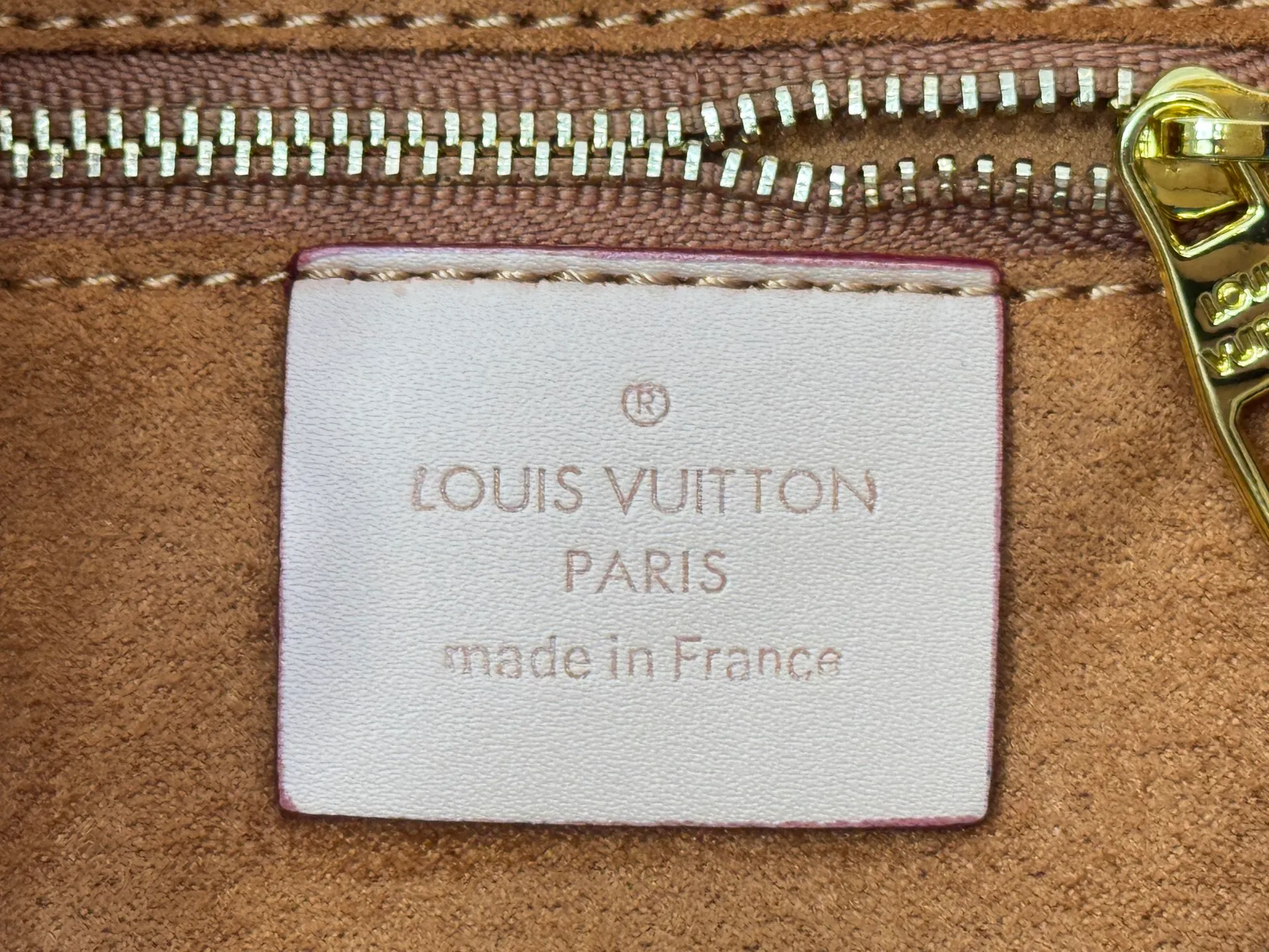 P280 Upgraded original M25085 This Odysée handbag is from the 2025 early autumn series, paying tribute to the brand heritage with a stylish everyday design. Dazzling buckles and detachable chains accentuate the Monogram canvas body, and the side pockets provide easy access to keys, lipstick and other small items. Dimensions: 27.0 x 17.0 x 12.0 cm (length x height x width)