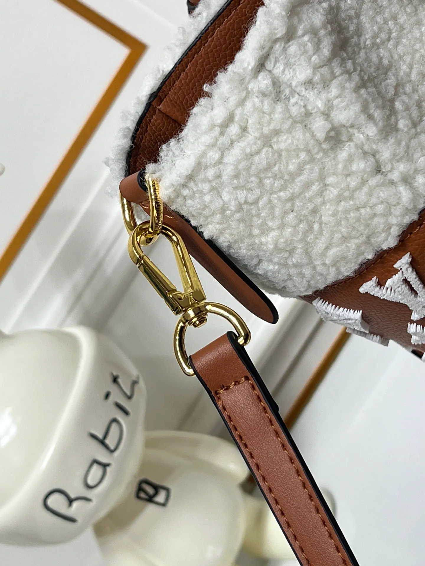 Batch 400💰Upgraded original M21004 M20014 M21024 M53824 M59842 M22195 This On My Side medium handbag is made of grained cow leather and wool leather to create a comfortable atmosphere, and then injects the classic style of Monogram floral tufting on both sides. The top handle and detachable shoulder strap allow for multiple carrying options. Size: Large 30x24x14,