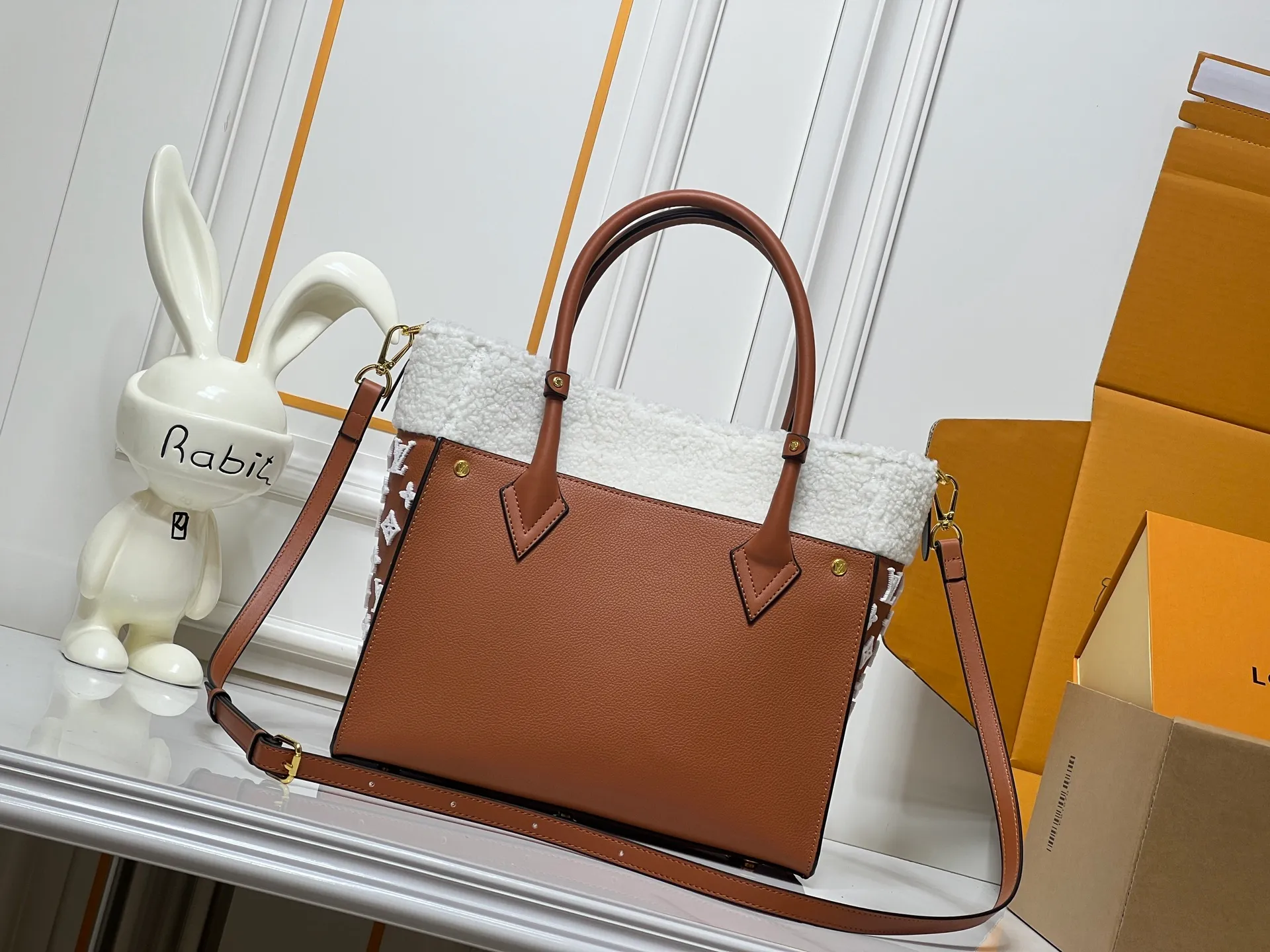 Batch 400💰Upgraded original M21004 M20014 M21024 M53824 M59842 M22195 This On My Side medium handbag is made of grained cow leather and wool leather to create a comfortable atmosphere, and then injects the classic style of Monogram floral tufting on both sides. The top handle and detachable shoulder strap allow for multiple carrying options. Size: Large 30x24x14,