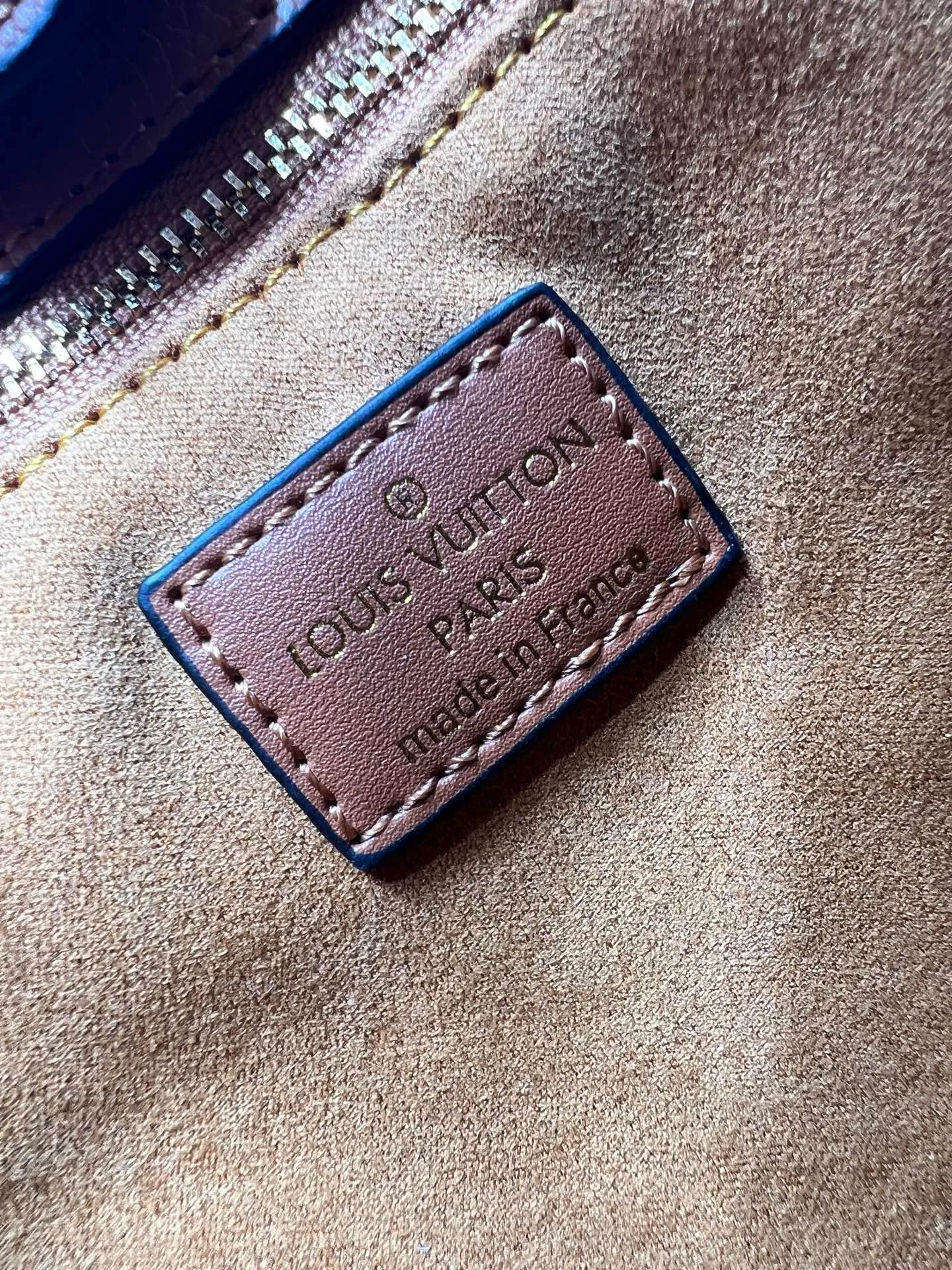 Batch 400💰Upgraded original M21004 M20014 M21024 M53824 M59842 M22195 This On My Side medium handbag is made of grained cow leather and wool leather to create a comfortable atmosphere, and then injects the classic style of Monogram floral tufting on both sides. The top handle and detachable shoulder strap allow for multiple carrying options. Size: Large 30x24x14,