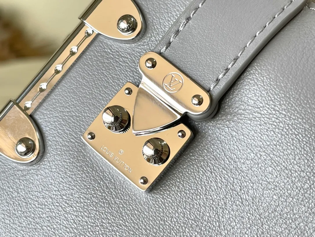 💰1420 (first-grain leather) Top-quality original order M12596 This Slim Trunk handbag draws inspiration from Louis Vuitton’s traditional hard trunk. The soft cow leather is integrated with rivet frames and metal S-lock locks, highlighting the avant-garde rock style. The shiny chain and adjustable leather shoulder strap are both detachable, providing a variety of carrying options. Dimensions: 23 × 12 × 4 cm