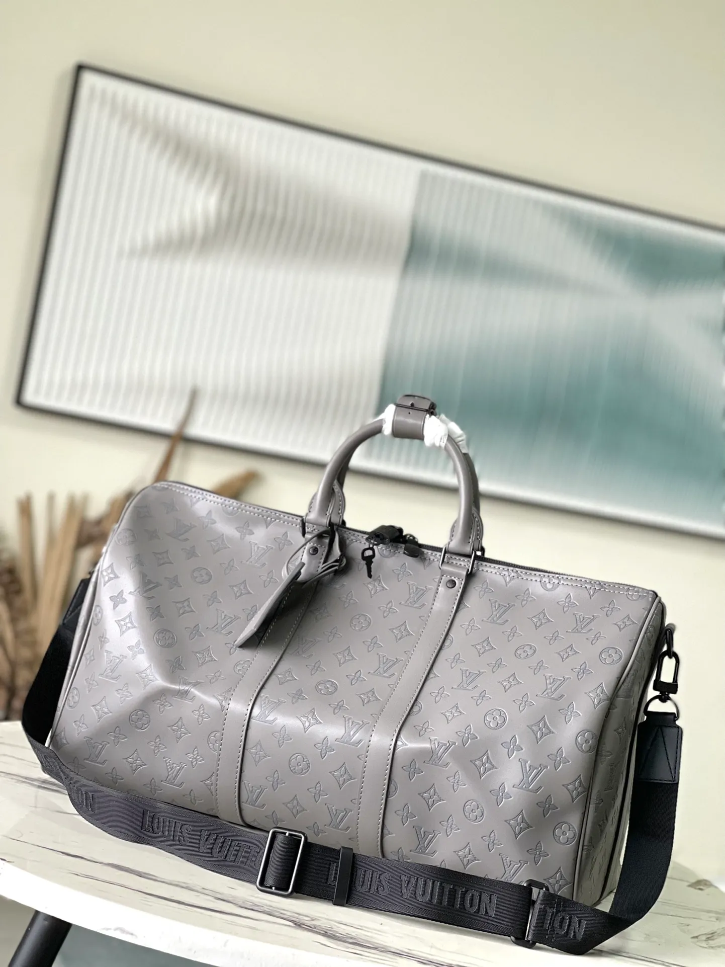 💰1460 (top layer leather) top original M46117 classic Keepall travel bag releases the modern novelty of Monogram Shadow leather. Crafted from soft cow leather and embossed with the iconic Monogram pattern, it has ample capacity and a carry-on size suitable for short trips. Dimensions: 50 x 29 x 23 cm