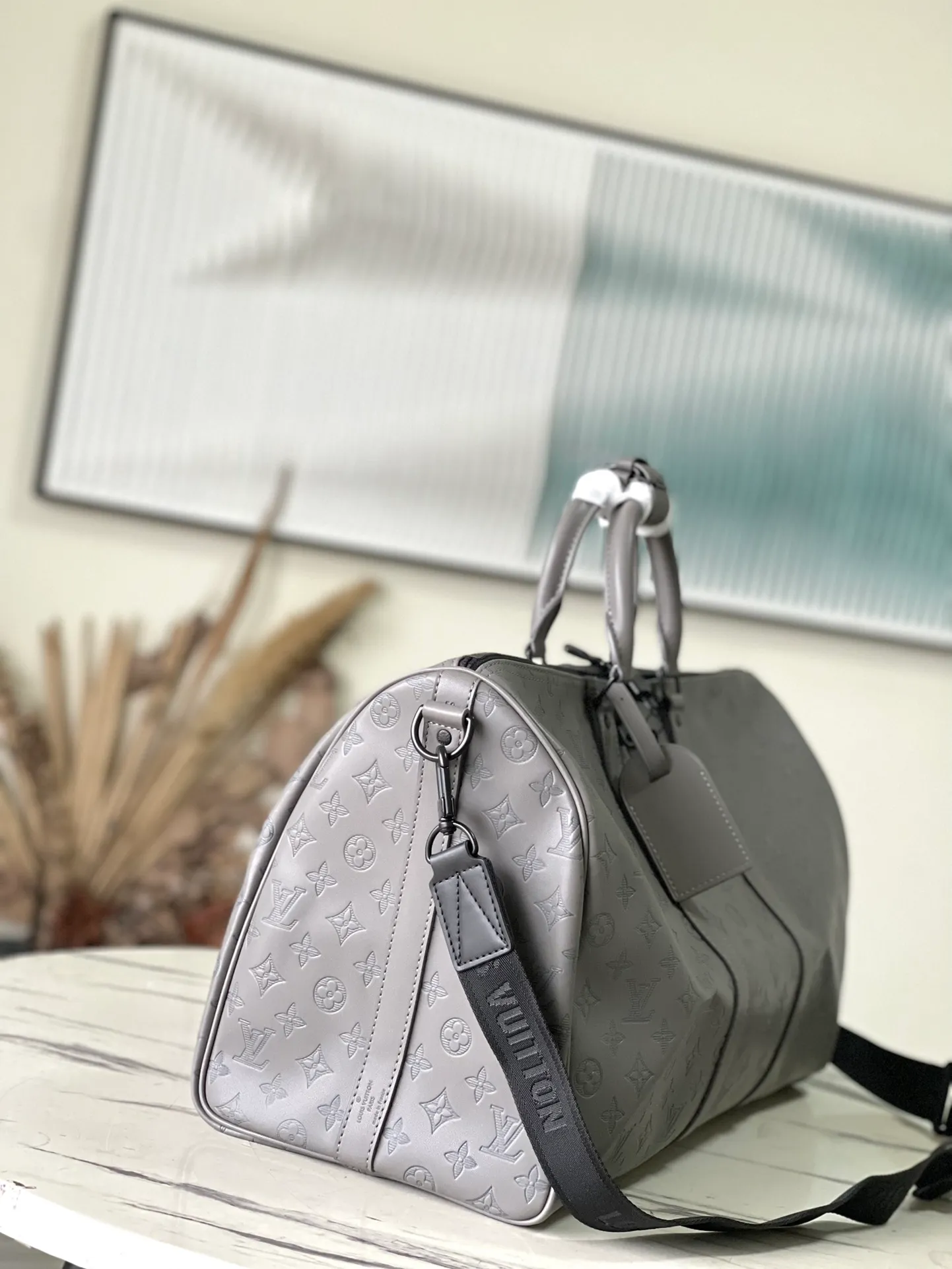 💰1460 (top layer leather) top original M46117 classic Keepall travel bag releases the modern novelty of Monogram Shadow leather. Crafted from soft cow leather and embossed with the iconic Monogram pattern, it has ample capacity and a carry-on size suitable for short trips. Dimensions: 50 x 29 x 23 cm