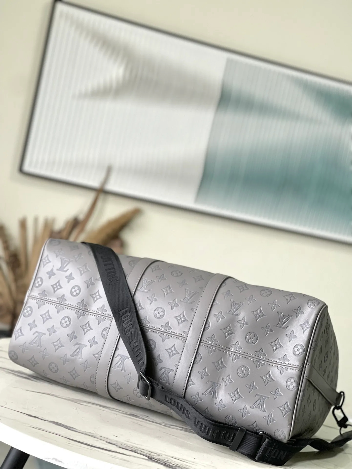 💰1460 (top layer leather) top original M46117 classic Keepall travel bag releases the modern novelty of Monogram Shadow leather. Crafted from soft cow leather and embossed with the iconic Monogram pattern, it has ample capacity and a carry-on size suitable for short trips. Dimensions: 50 x 29 x 23 cm