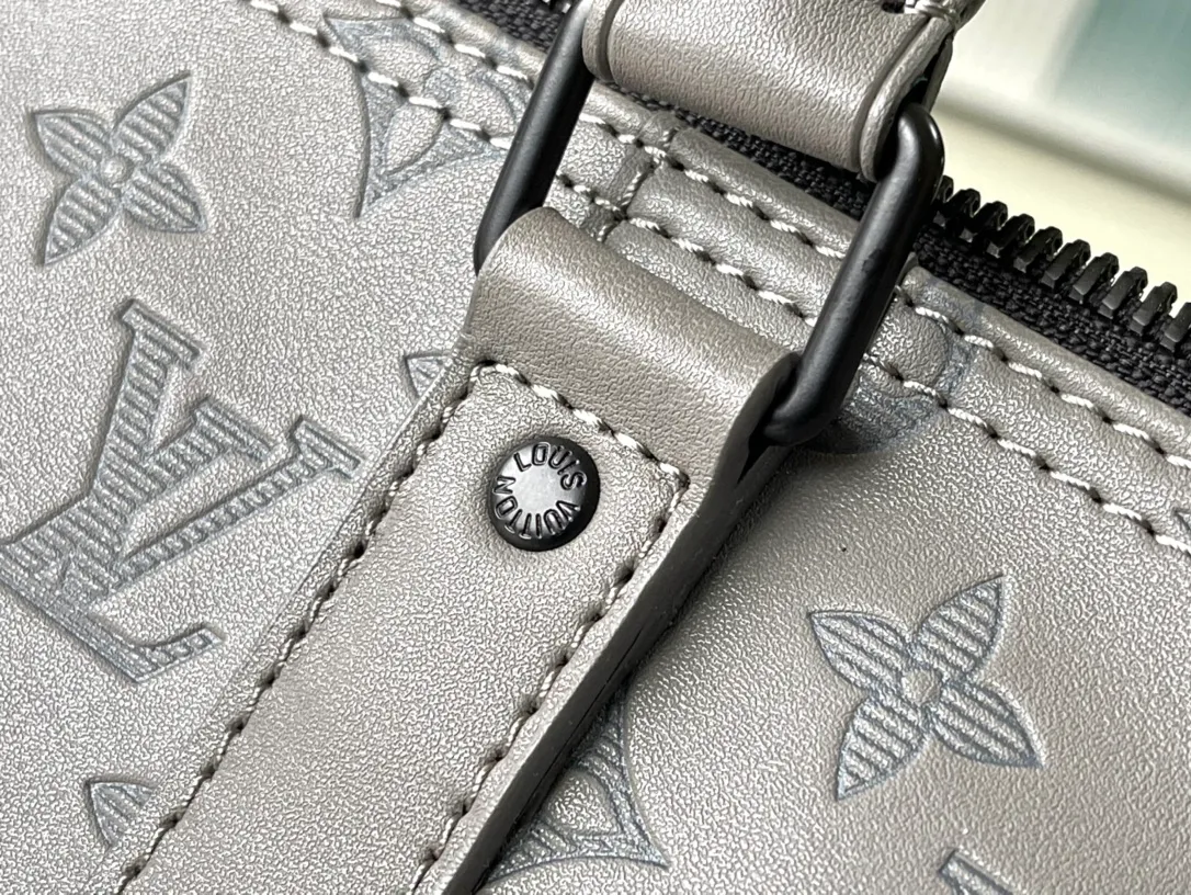 💰1460 (top layer leather) top original M46117 classic Keepall travel bag releases the modern novelty of Monogram Shadow leather. Crafted from soft cow leather and embossed with the iconic Monogram pattern, it has ample capacity and a carry-on size suitable for short trips. Dimensions: 50 x 29 x 23 cm