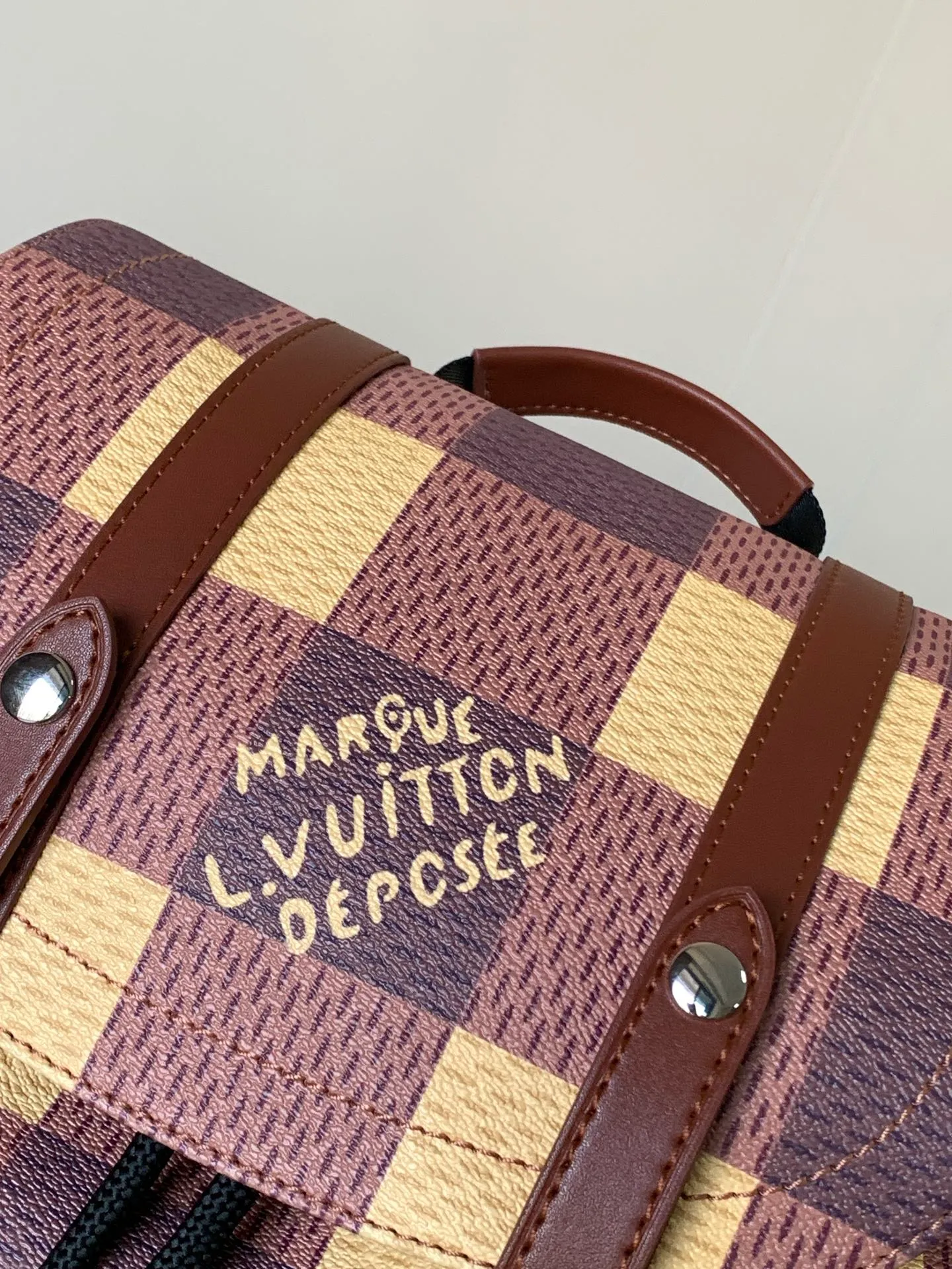 💰1220 Top original order M40654 Top original order Transcoding chip M11521 CHRISTOPHER small backpack is made of Monogram canvas to interpret the rugged and simple spirit of the striped bag line. Its unique style is suitable for both work and entertainment, demonstrating a high-quality lifestyle. size: 41.0 x 48.0 x 13.0 cm