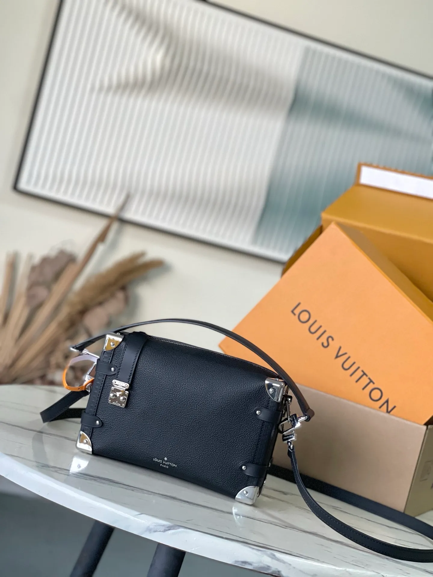 💰1300 (top-grain leather) Top-quality original order M25160 This SideTrunk medium handbag is dipped in the elegant new season colors, and the cow leather is integrated with dazzling metal parts such as S-lock buckles, slowly revealing the inspiration of the brand's classic hard box. Calf leather trim completes the look, and a detachable shoulder strap makes it easy to wear cross-body. Dimensions: 23.5 × 16 × 8.5 cm