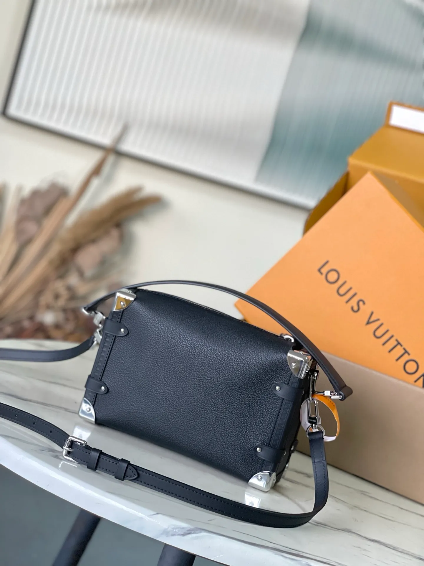 💰1300 (top-grain leather) Top-quality original order M25160 This SideTrunk medium handbag is dipped in the elegant new season colors, and the cow leather is integrated with dazzling metal parts such as S-lock buckles, slowly revealing the inspiration of the brand's classic hard box. Calf leather trim completes the look, and a detachable shoulder strap makes it easy to wear cross-body. Dimensions: 23.5 × 16 × 8.5 cm