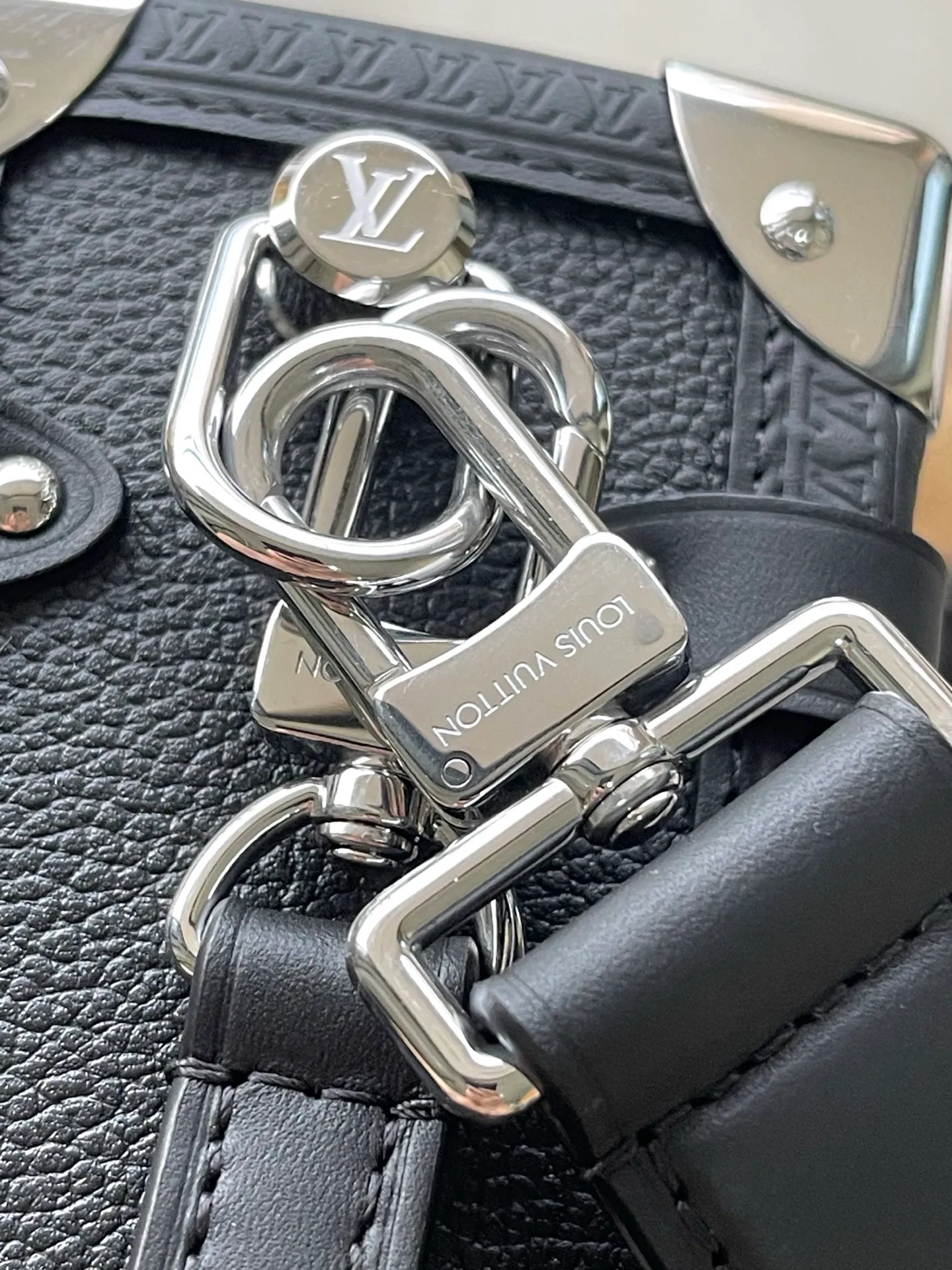 💰1300 (top-grain leather) Top-quality original order M25160 This SideTrunk medium handbag is dipped in the elegant new season colors, and the cow leather is integrated with dazzling metal parts such as S-lock buckles, slowly revealing the inspiration of the brand's classic hard box. Calf leather trim completes the look, and a detachable shoulder strap makes it easy to wear cross-body. Dimensions: 23.5 × 16 × 8.5 cm
