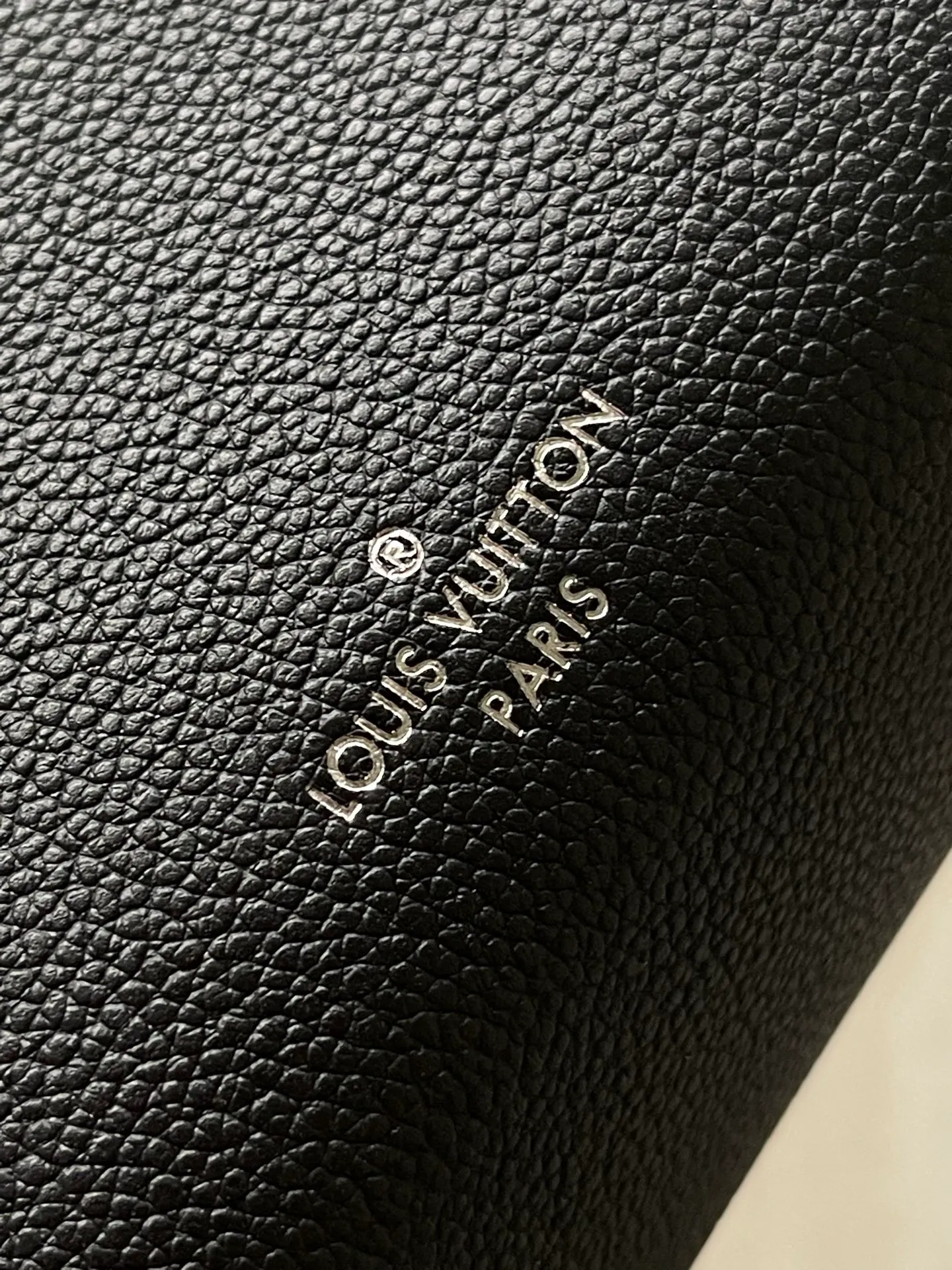 💰1300 (top-grain leather) Top-quality original order M25160 This SideTrunk medium handbag is dipped in the elegant new season colors, and the cow leather is integrated with dazzling metal parts such as S-lock buckles, slowly revealing the inspiration of the brand's classic hard box. Calf leather trim completes the look, and a detachable shoulder strap makes it easy to wear cross-body. Dimensions: 23.5 × 16 × 8.5 cm