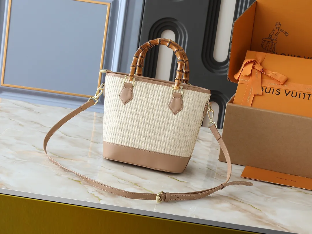 💰320💰Upgraded from the original M66588. This Wallet On Chain handbag is from Louis Vuitton's LV Bloom series. The main material is straw woven in a fashionable and practical configuration, and the logo is embroidered with silk thread. The perfect combination of real bamboo handbags and pp straw, ample space, fashionable and versatile. The love package that is the dream of millions of girls. 8 colors available (plum pink, khaki, green, black, white, red, caramel, orange) Dimensions: 20.0 x 20.5 x 11.0 cm (length x height x width)