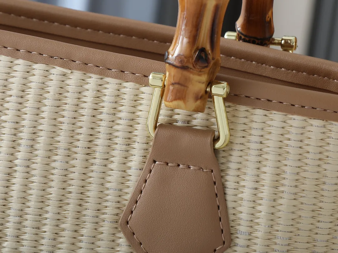 💰320💰Upgraded from the original M66588. This Wallet On Chain handbag is from Louis Vuitton's LV Bloom series. The main material is straw woven in a fashionable and practical configuration, and the logo is embroidered with silk thread. The perfect combination of real bamboo handbags and pp straw, ample space, fashionable and versatile. The love package that is the dream of millions of girls. 8 colors available (plum pink, khaki, green, black, white, red, caramel, orange) Dimensions: 20.0 x 20.5 x 11.0 cm (length x height x width)