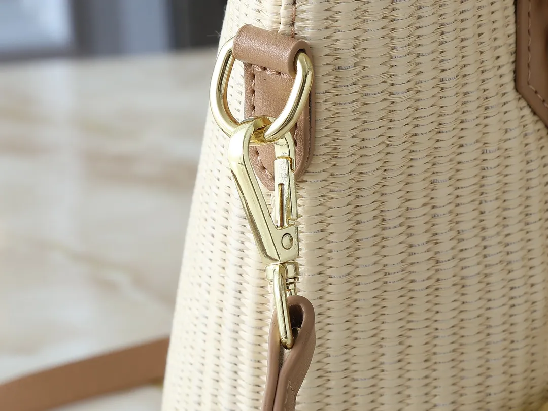 💰320💰Upgraded from the original M66588. This Wallet On Chain handbag is from Louis Vuitton's LV Bloom series. The main material is straw woven in a fashionable and practical configuration, and the logo is embroidered with silk thread. The perfect combination of real bamboo handbags and pp straw, ample space, fashionable and versatile. The love package that is the dream of millions of girls. 8 colors available (plum pink, khaki, green, black, white, red, caramel, orange) Dimensions: 20.0 x 20.5 x 11.0 cm (length x height x width)