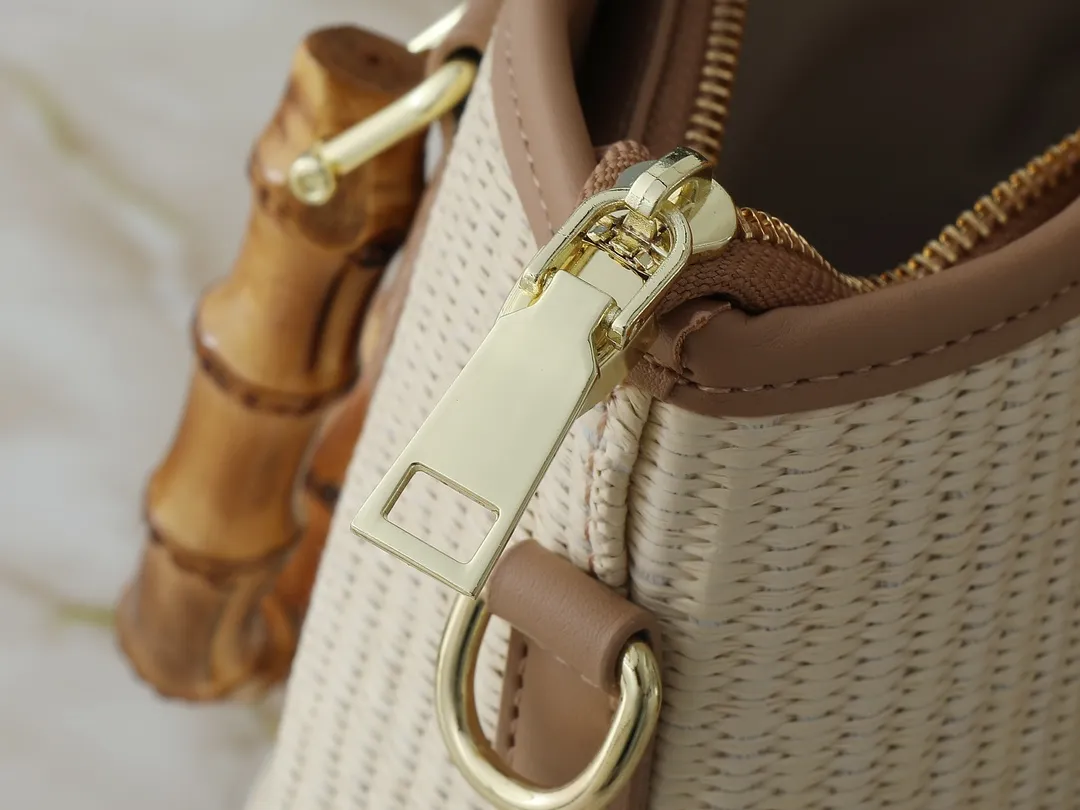 💰320💰Upgraded from the original M66588. This Wallet On Chain handbag is from Louis Vuitton's LV Bloom series. The main material is straw woven in a fashionable and practical configuration, and the logo is embroidered with silk thread. The perfect combination of real bamboo handbags and pp straw, ample space, fashionable and versatile. The love package that is the dream of millions of girls. 8 colors available (plum pink, khaki, green, black, white, red, caramel, orange) Dimensions: 20.0 x 20.5 x 11.0 cm (length x height x width)