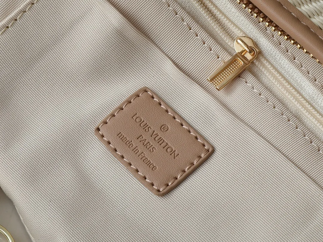 💰320💰Upgraded from the original M66588. This Wallet On Chain handbag is from Louis Vuitton's LV Bloom series. The main material is straw woven in a fashionable and practical configuration, and the logo is embroidered with silk thread. The perfect combination of real bamboo handbags and pp straw, ample space, fashionable and versatile. The love package that is the dream of millions of girls. 8 colors available (plum pink, khaki, green, black, white, red, caramel, orange) Dimensions: 20.0 x 20.5 x 11.0 cm (length x height x width)