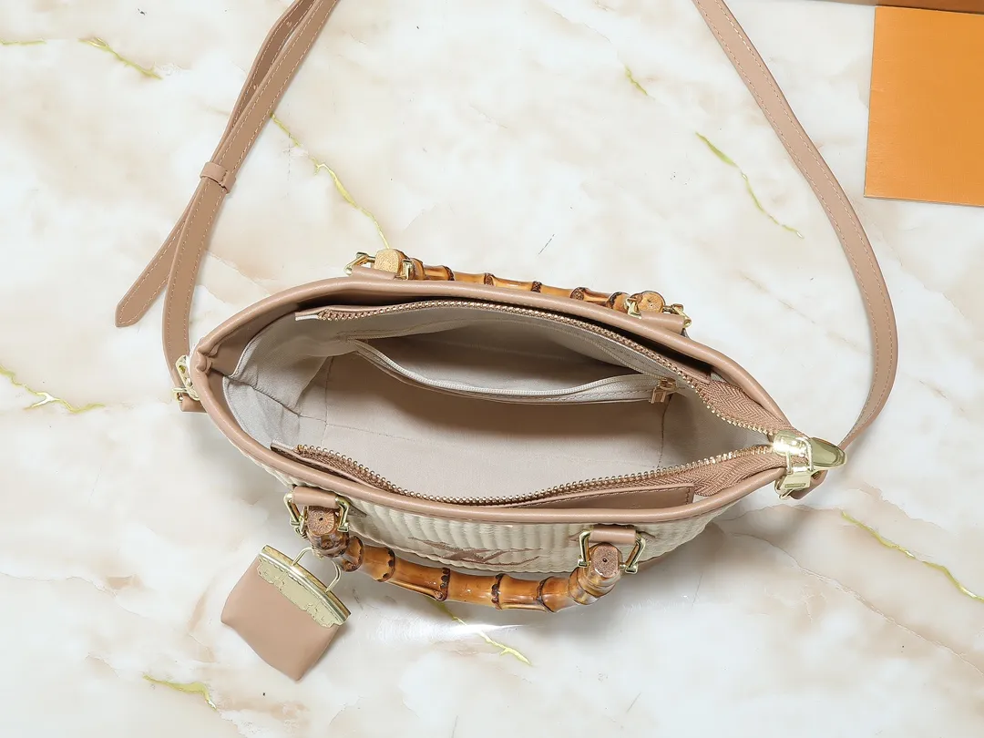 💰320💰Upgraded from the original M66588. This Wallet On Chain handbag is from Louis Vuitton's LV Bloom series. The main material is straw woven in a fashionable and practical configuration, and the logo is embroidered with silk thread. The perfect combination of real bamboo handbags and pp straw, ample space, fashionable and versatile. The love package that is the dream of millions of girls. 8 colors available (plum pink, khaki, green, black, white, red, caramel, orange) Dimensions: 20.0 x 20.5 x 11.0 cm (length x height x width)