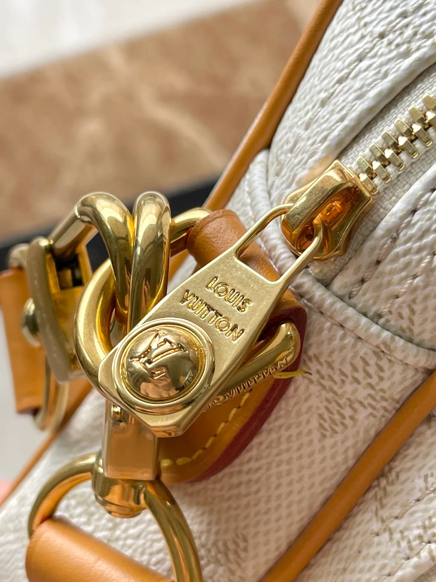 💰1020 Top original order M14682 Pharrell Wiliams uses Monogram Heritage coated canvas to reinterpret the Nil handbag, interpreting the retro trend in marine tones. The compact structure includes a zippered main compartment and zippered front pocket, and the handsome corners harken back to the box-making heritage. The top handle and leather shoulder strap are both detachable, allowing for a variety of carrying options. Dimensions: 25 × 17.5 × 11 cm