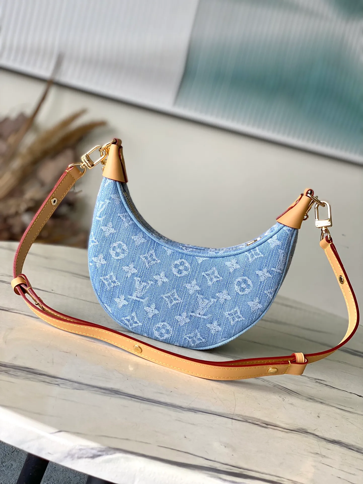 💰960 Top Original Order M24846 This small Loop handbag is made of Monogram Denim fabric to highlight the summer trend, and the half-moon silhouette is fixed with leather corners. The zippered front pocket provides easy access to all your essentials on the go, and you can fasten the chain or adjustable leather shoulder strap to explore more carrying options. Dimensions: 23 × 13 × 6 cm