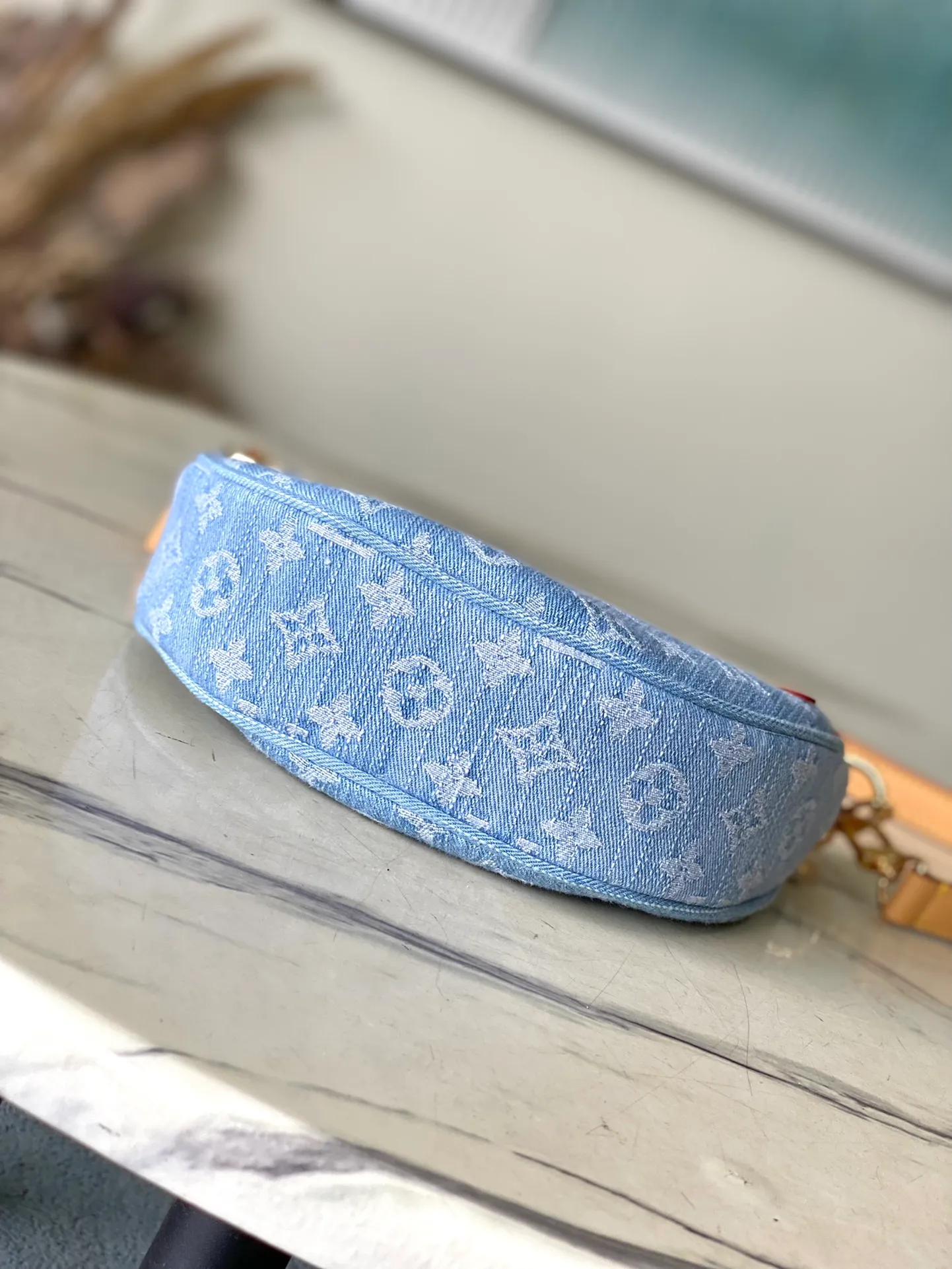 💰960 Top Original Order M24846 This small Loop handbag is made of Monogram Denim fabric to highlight the summer trend, and the half-moon silhouette is fixed with leather corners. The zippered front pocket provides easy access to all your essentials on the go, and you can fasten the chain or adjustable leather shoulder strap to explore more carrying options. Dimensions: 23 × 13 × 6 cm