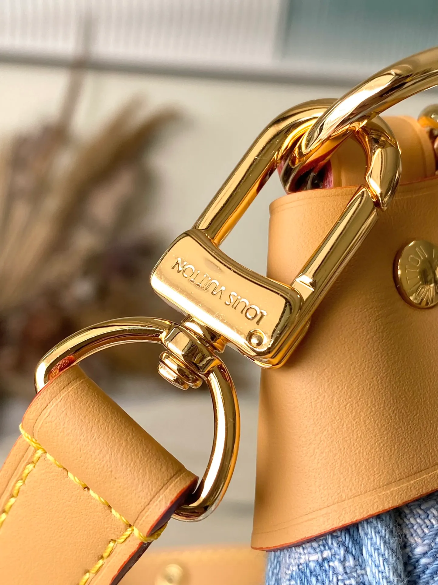 💰960 Top Original Order M24846 This small Loop handbag is made of Monogram Denim fabric to highlight the summer trend, and the half-moon silhouette is fixed with leather corners. The zippered front pocket provides easy access to all your essentials on the go, and you can fasten the chain or adjustable leather shoulder strap to explore more carrying options. Dimensions: 23 × 13 × 6 cm