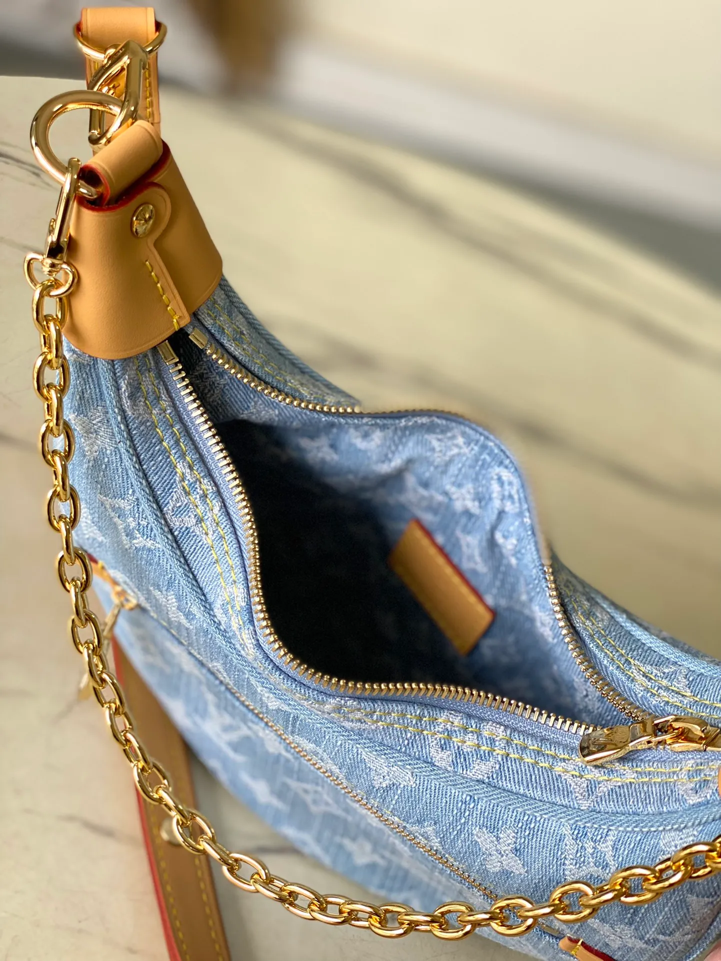 💰960 Top Original Order M24846 This small Loop handbag is made of Monogram Denim fabric to highlight the summer trend, and the half-moon silhouette is fixed with leather corners. The zippered front pocket provides easy access to all your essentials on the go, and you can fasten the chain or adjustable leather shoulder strap to explore more carrying options. Dimensions: 23 × 13 × 6 cm