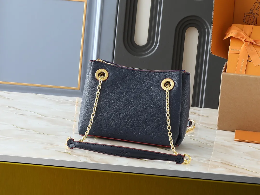💰260💰Upgraded from the original M43775 M43776 M43777 M43750 This SURENE BB handbag Louis Vuitton's new Surene BB handbag is made of Monogram canvas and grained calfskin, and is equipped with a gold sliding bag chain. Gold metal trim and eye-catching leather trim make it more neat and fashionable. Lightweight, practical, comfortable to carry, easy to match, ideal for fashionable and casual looks. Dimensions: 24.0x 17.0x 11.0 cm