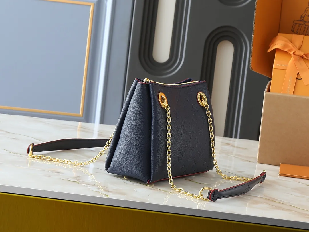 💰260💰Upgraded from the original M43775 M43776 M43777 M43750 This SURENE BB handbag Louis Vuitton's new Surene BB handbag is made of Monogram canvas and grained calfskin, and is equipped with a gold sliding bag chain. Gold metal trim and eye-catching leather trim make it more neat and fashionable. Lightweight, practical, comfortable to carry, easy to match, ideal for fashionable and casual looks. Dimensions: 24.0x 17.0x 11.0 cm