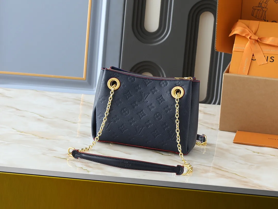 💰260💰Upgraded from the original M43775 M43776 M43777 M43750 This SURENE BB handbag Louis Vuitton's new Surene BB handbag is made of Monogram canvas and grained calfskin, and is equipped with a gold sliding bag chain. Gold metal trim and eye-catching leather trim make it more neat and fashionable. Lightweight, practical, comfortable to carry, easy to match, ideal for fashionable and casual looks. Dimensions: 24.0x 17.0x 11.0 cm