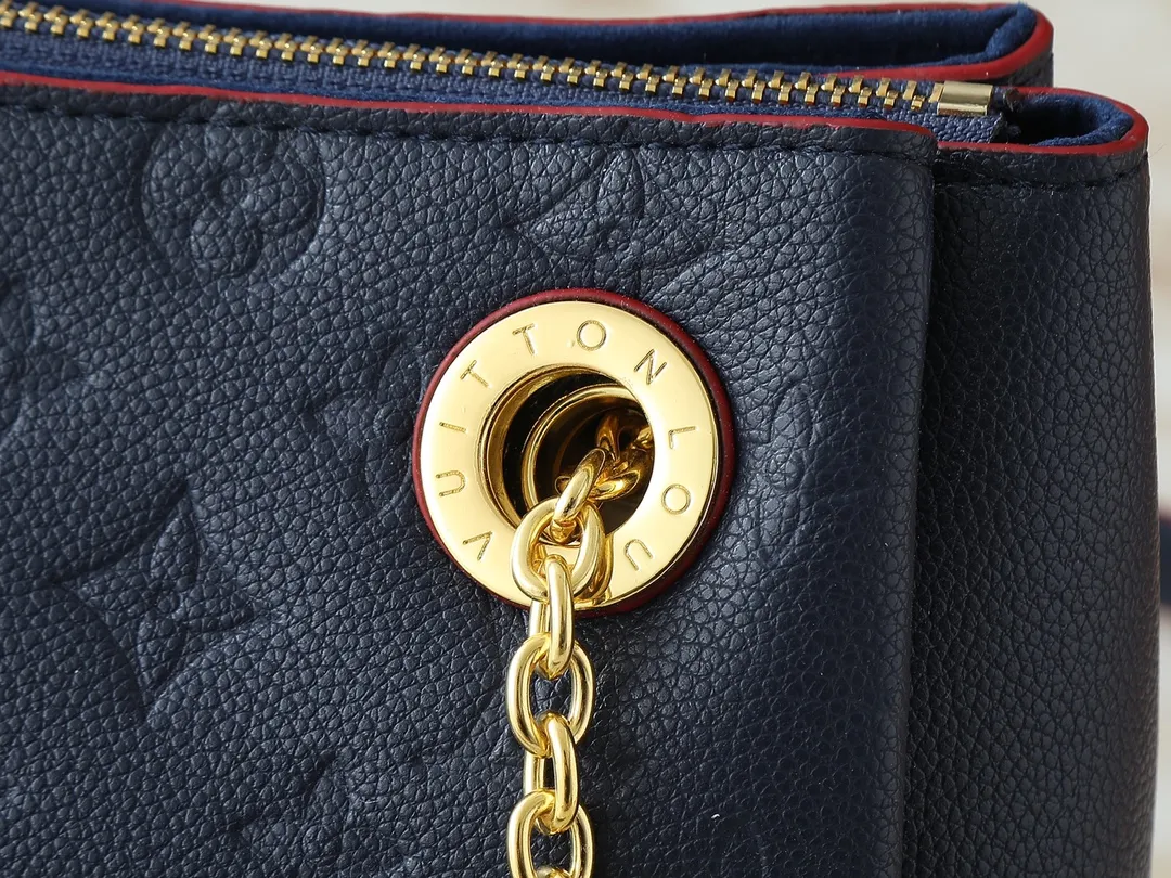 💰260💰Upgraded from the original M43775 M43776 M43777 M43750 This SURENE BB handbag Louis Vuitton's new Surene BB handbag is made of Monogram canvas and grained calfskin, and is equipped with a gold sliding bag chain. Gold metal trim and eye-catching leather trim make it more neat and fashionable. Lightweight, practical, comfortable to carry, easy to match, ideal for fashionable and casual looks. Dimensions: 24.0x 17.0x 11.0 cm