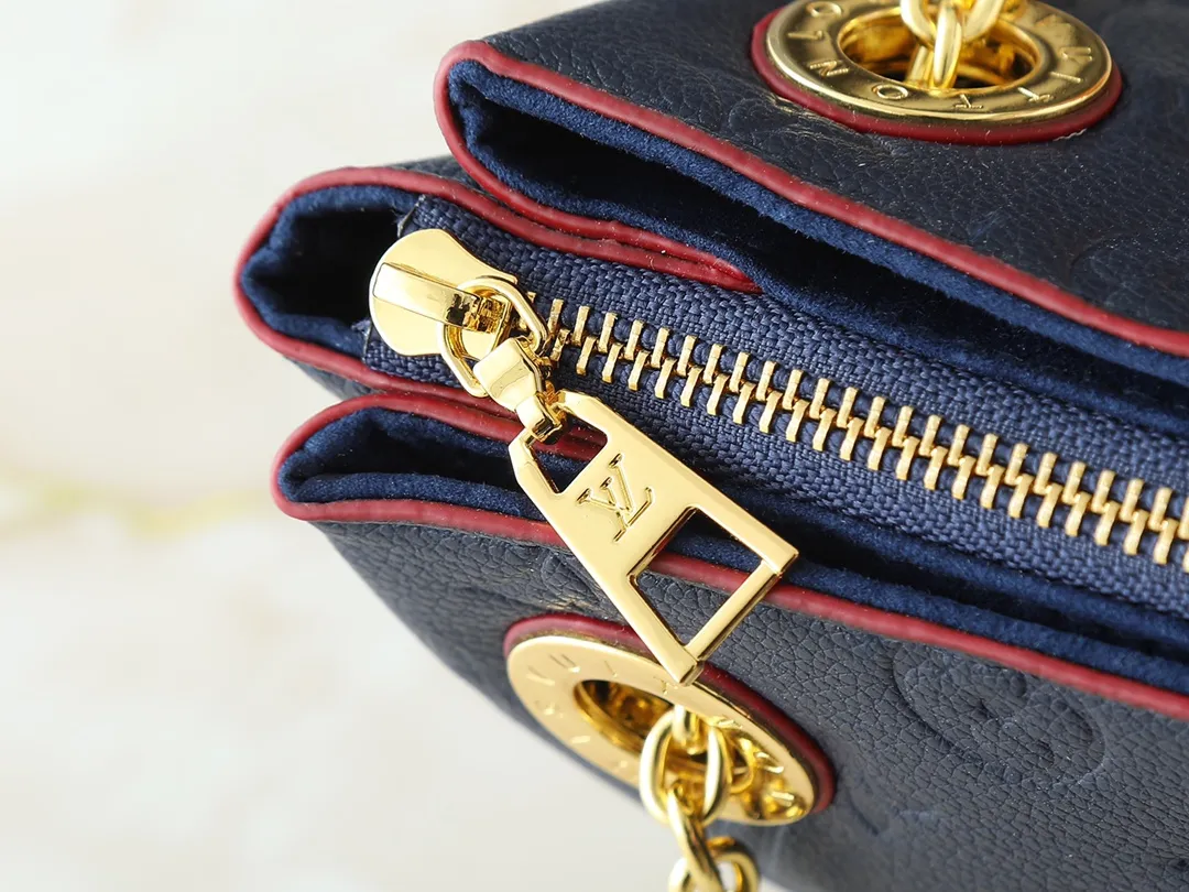 💰260💰Upgraded from the original M43775 M43776 M43777 M43750 This SURENE BB handbag Louis Vuitton's new Surene BB handbag is made of Monogram canvas and grained calfskin, and is equipped with a gold sliding bag chain. Gold metal trim and eye-catching leather trim make it more neat and fashionable. Lightweight, practical, comfortable to carry, easy to match, ideal for fashionable and casual looks. Dimensions: 24.0x 17.0x 11.0 cm