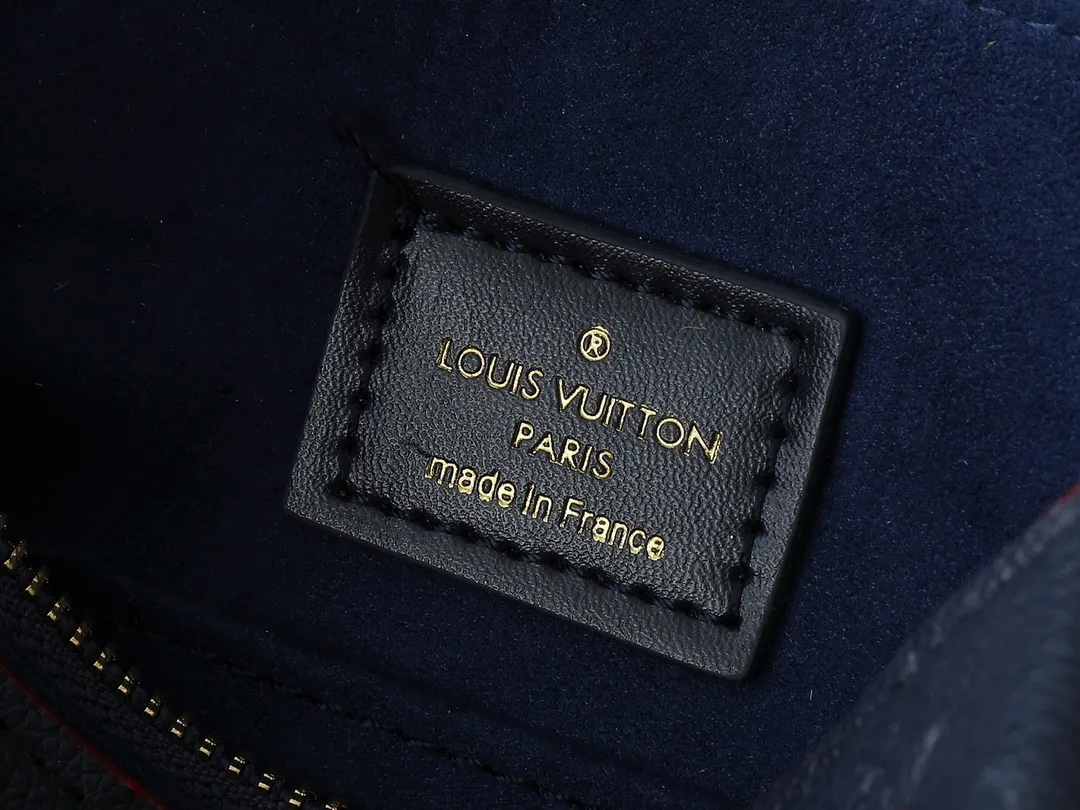💰260💰Upgraded from the original M43775 M43776 M43777 M43750 This SURENE BB handbag Louis Vuitton's new Surene BB handbag is made of Monogram canvas and grained calfskin, and is equipped with a gold sliding bag chain. Gold metal trim and eye-catching leather trim make it more neat and fashionable. Lightweight, practical, comfortable to carry, easy to match, ideal for fashionable and casual looks. Dimensions: 24.0x 17.0x 11.0 cm